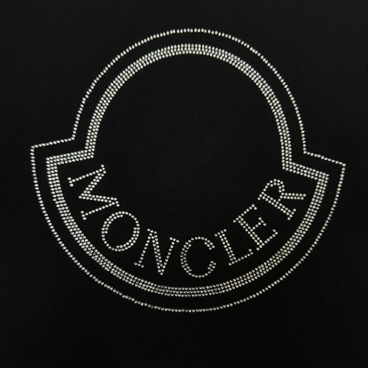 P170 A227 (Long-term replenishment, arrival the next day) MONCLER/Masklet hot diamond letter LOGO round neck short-sleeved T-shirt, exclusive first-run high-definition The fabric is made of 300 grams of heavyweight pure cotton, custom-made with 32 double-strand threads, and processed twice for ready-to-wear. The fabric is comfortable and skin-friendly. Custom-dyed fabrics with high textile density, good drape, not easy to deform and shrink. The thick texture and tight spinning process will not affect the breathability of the fabric. The color saturation is very high. Imported Tajima embroidery technology, the version has a good upper body effect, a versatile and good-looking short sleeve, the loose version covers the flesh and looks slim. Size: S~XL Color: white black