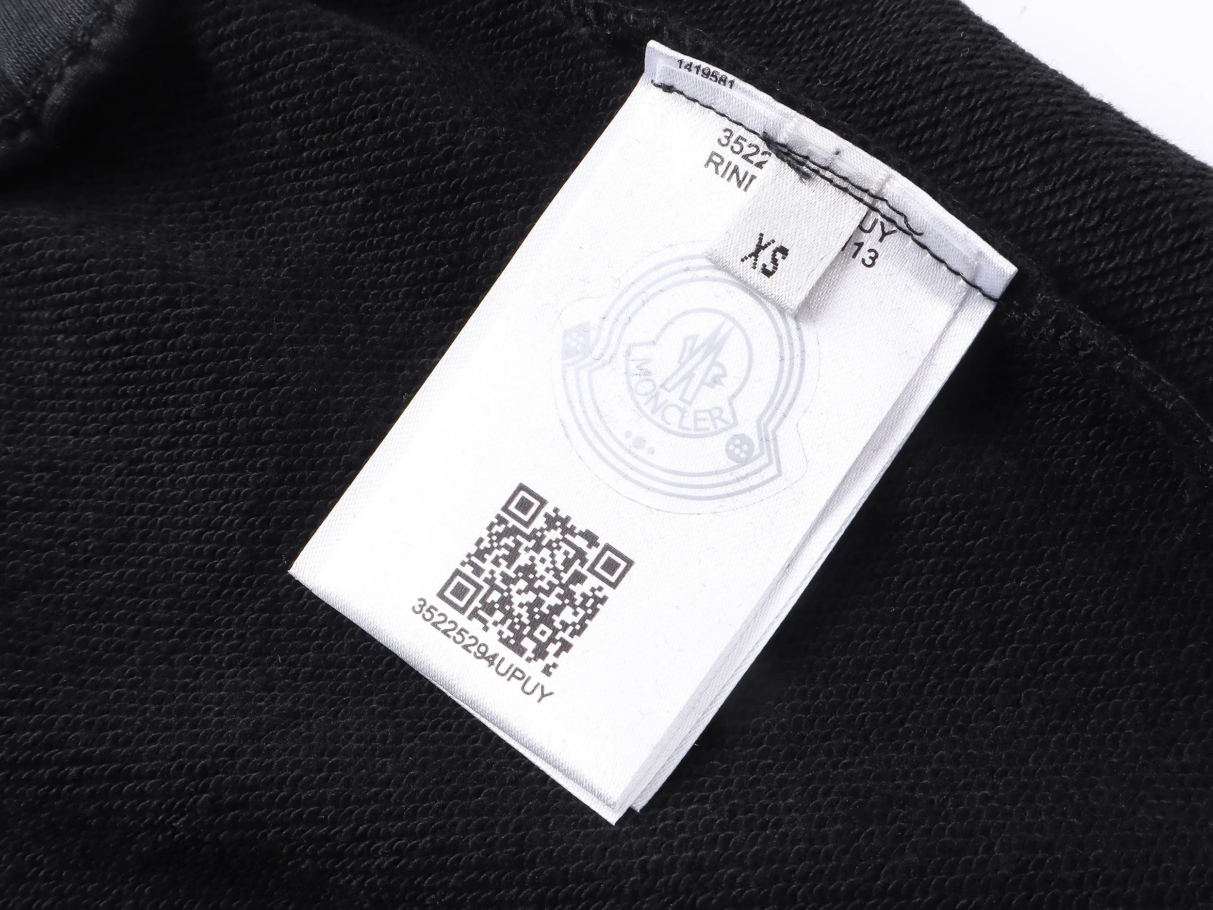 P180 high version of the MONCLER classic small label shorts. Made of 360g pure cotton custom fabric, embroidered logo, custom hardware zipper, compact and three-dimensional shape, straight stripe splicing, custom trouser cord hardware with strong texture and smoothness, comfortable and breathable upper body, concave and convex three-dimensional sense, fashionable and casual wear. Color: Black White Size: XS-L