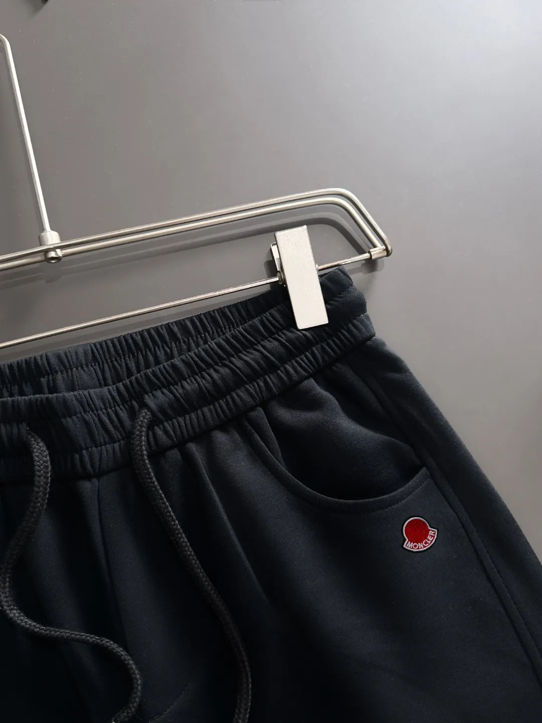 Next day shipment P360 MONCLER/Mongoose Exclusive first release of 25ss autumn and winter new high-quality trousers Compare real-life details at will A perfect choice for autumn and winter, a must-have item. Sizes: M to 3XL (please state your height and weight when placing an order)
