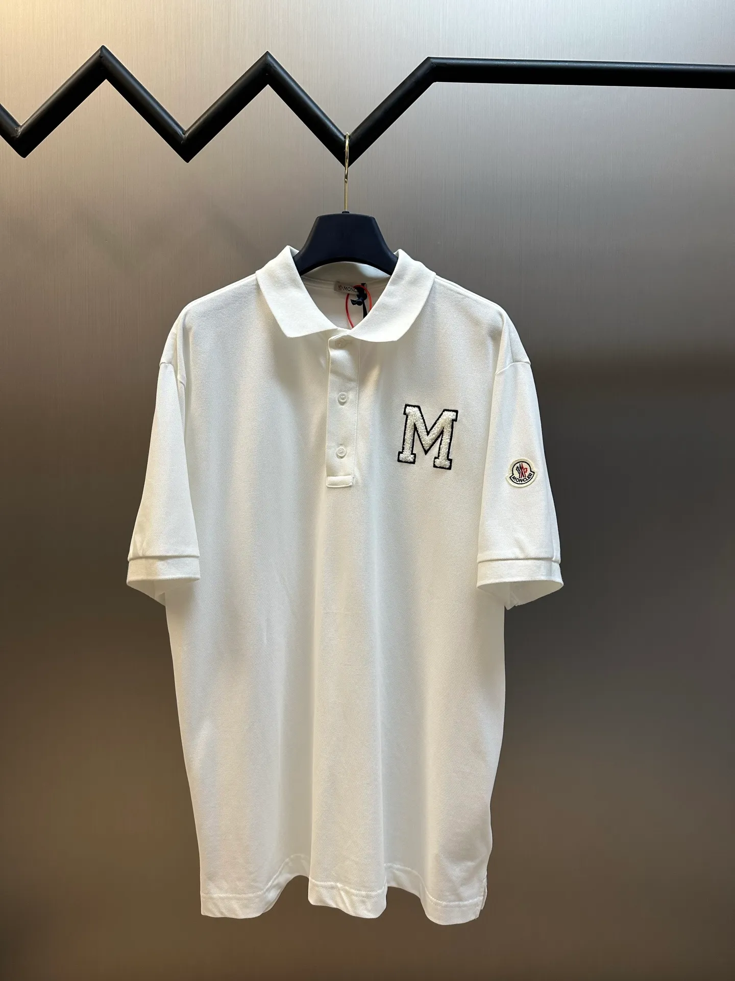 P280 Moncler terry embroidered Polo shirt, custom-made piqué pure cotton sateen, the M letter on the chest is outlined on navy blue with navy blue thread, giving the Polo shirt an instant relief-like spatial layering, which complements the badges on the sleeves and highlights the brand style.  It adopts towel embroidery technology, a traditional hand-made embroidery technology, which uses needle method to embroider. It is completed by changing the hooking action of a special machine head, and the coils are interlocked one by one, thus bringing a towel-like texture and effect.  size：s m l xl
