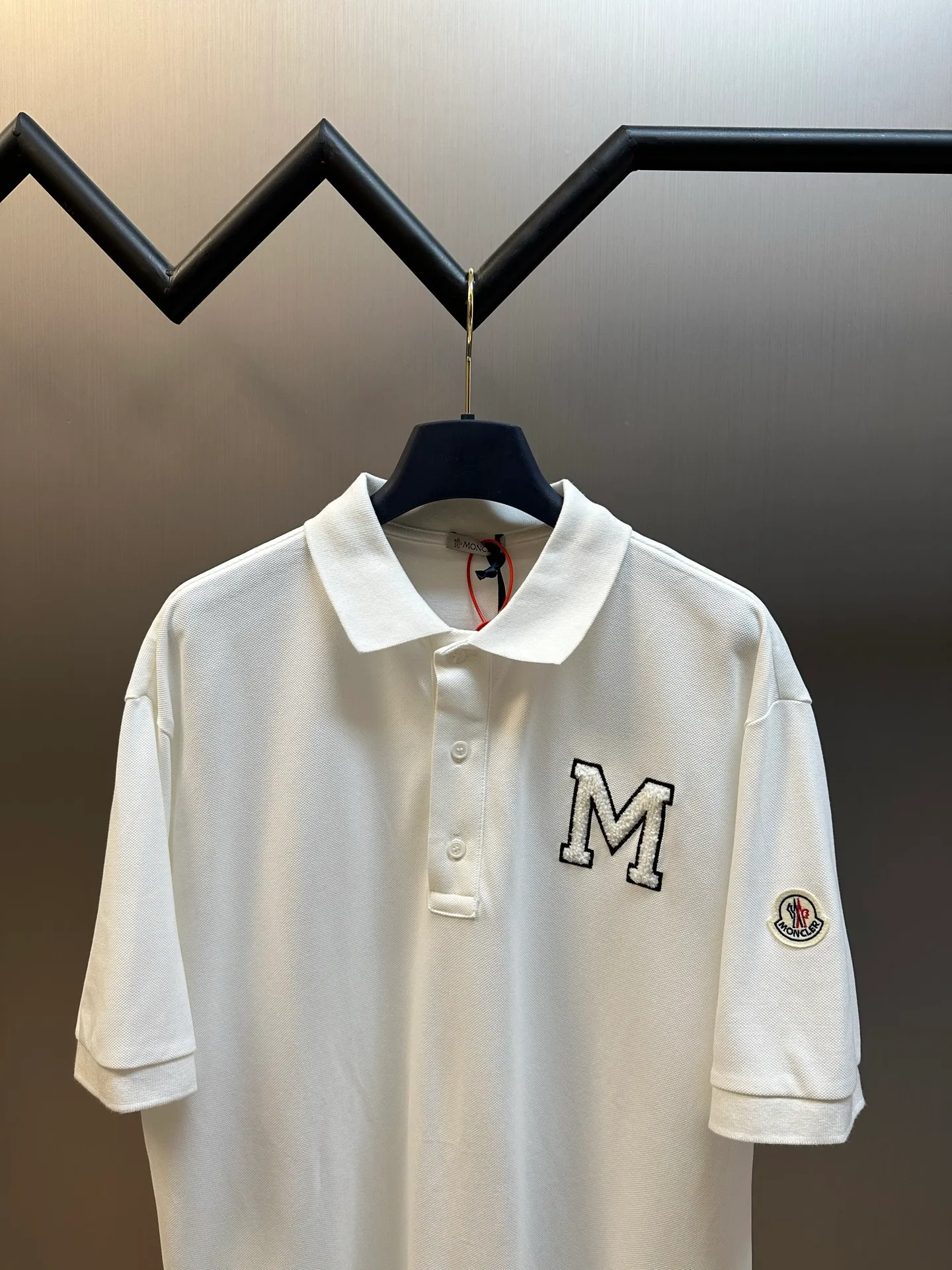 P280 Moncler terry embroidered Polo shirt, custom-made piqué pure cotton sateen, the M letter on the chest is outlined on navy blue with navy blue thread, giving the Polo shirt an instant relief-like spatial layering, which complements the badges on the sleeves and highlights the brand style.  It adopts towel embroidery technology, a traditional hand-made embroidery technology, which uses needle method to embroider. It is completed by changing the hooking action of a special machine head, and the coils are interlocked one by one, thus bringing a towel-like texture and effect.  size：s m l xl