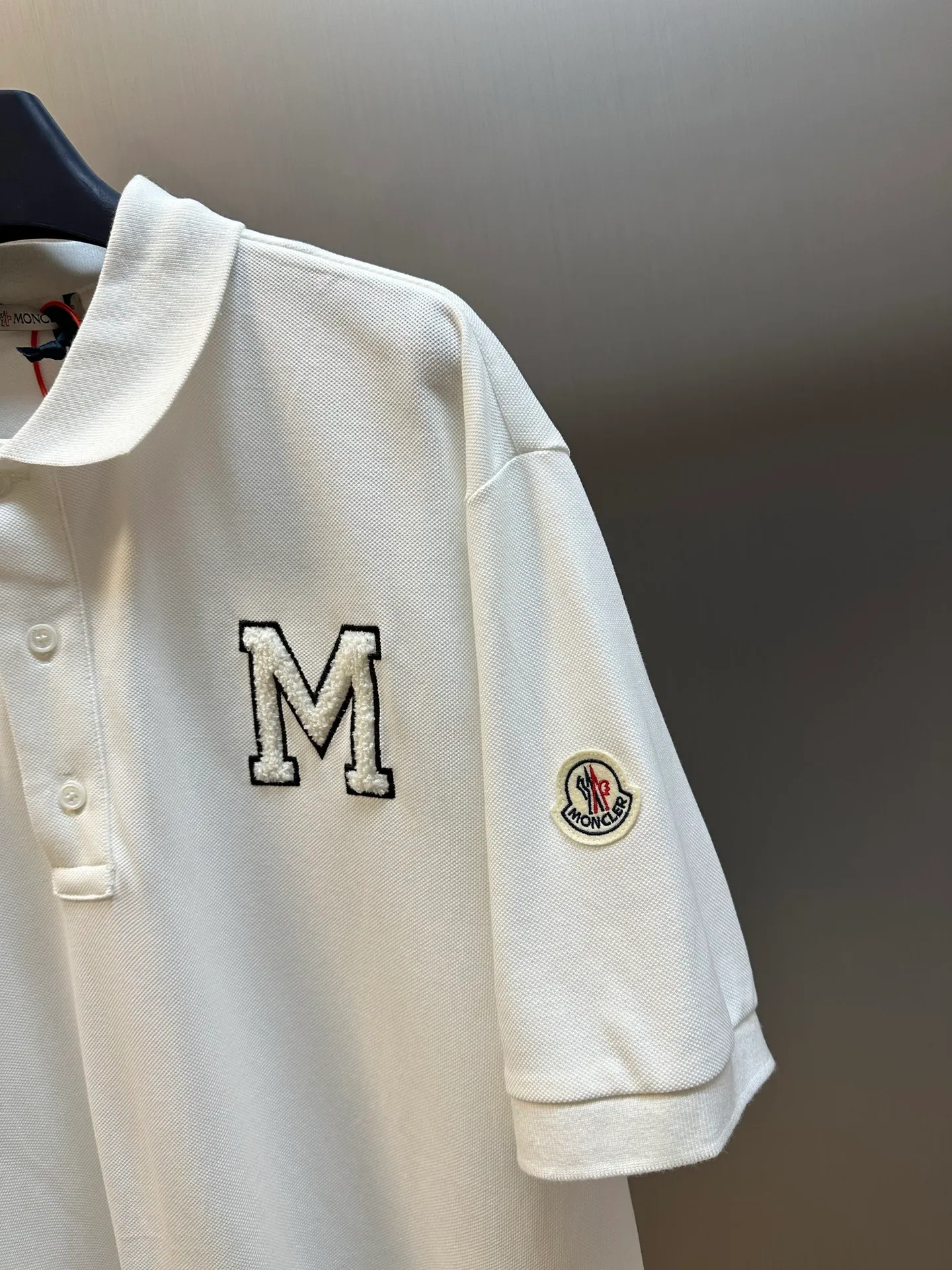 P280 Moncler terry embroidered Polo shirt, custom-made piqué pure cotton sateen, the M letter on the chest is outlined on navy blue with navy blue thread, giving the Polo shirt an instant relief-like spatial layering, which complements the badges on the sleeves and highlights the brand style.  It adopts towel embroidery technology, a traditional hand-made embroidery technology, which uses needle method to embroider. It is completed by changing the hooking action of a special machine head, and the coils are interlocked one by one, thus bringing a towel-like texture and effect.  size：s m l xl