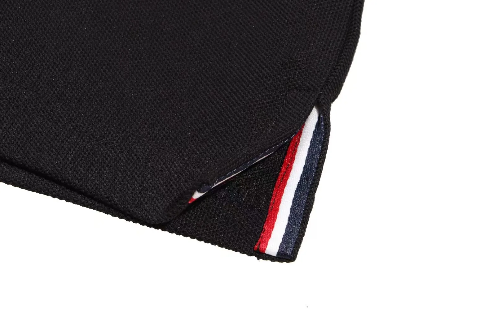 P200 New in stock】𝐌𝐎𝐍𝐂𝐋𝐄𝐑~Mengkou #2024 Early spring new high-quality lapel long-sleeved POLO shirt, counter-customized fabrics with high breathability and comfort, impeccable details, the brand's simple element design concept, reflecting high quality. It feels delicate and soft! It presents a casual cut and the upper body shape is great! The chest is filled with three-dimensional embroidery of the brand LOGO to highlight quality and luxury. Color: black, white Size: M~L~XL~2XL~3XL