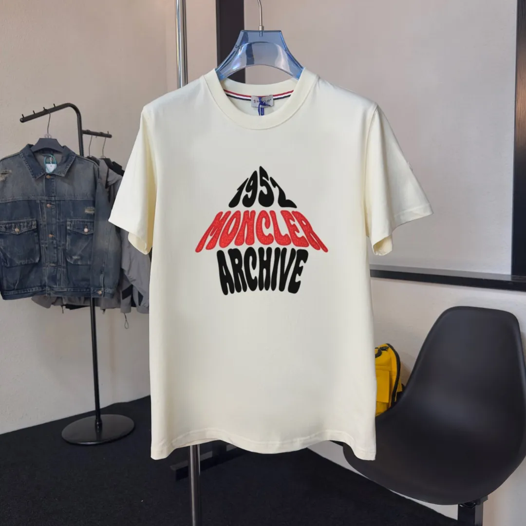 P140 Upgraded version "Mobile phone smart sensor ~ NFC chip armband ~ Direct access to the official website for anti-counterfeiting" "Moncler ~ Mouth Mouth" 2025 new high-quality round neck short-sleeved T-shirt. The cuffs have imported embroidered labels. Customized dyeing, very comfortable to touch. Super versatile and good-looking short-sleeved. Complete with three labels. Non-market ordinary version. Feel free to compare. Quality is absolutely guaranteed! ‼ First of all, this original fabric is all custom-woven with 32-count double yarn fabric, 250G, and the weight is the same‼ Fine workmanship, double waistcoat method, double waistcoat method, double waistcoat method makes the whole dress more three-dimensional, which is not a craft that ordinary T-shirts can achieve🤪 Size: S-M-L-XL-2XL Color: black, white, apricot, same style for men and women