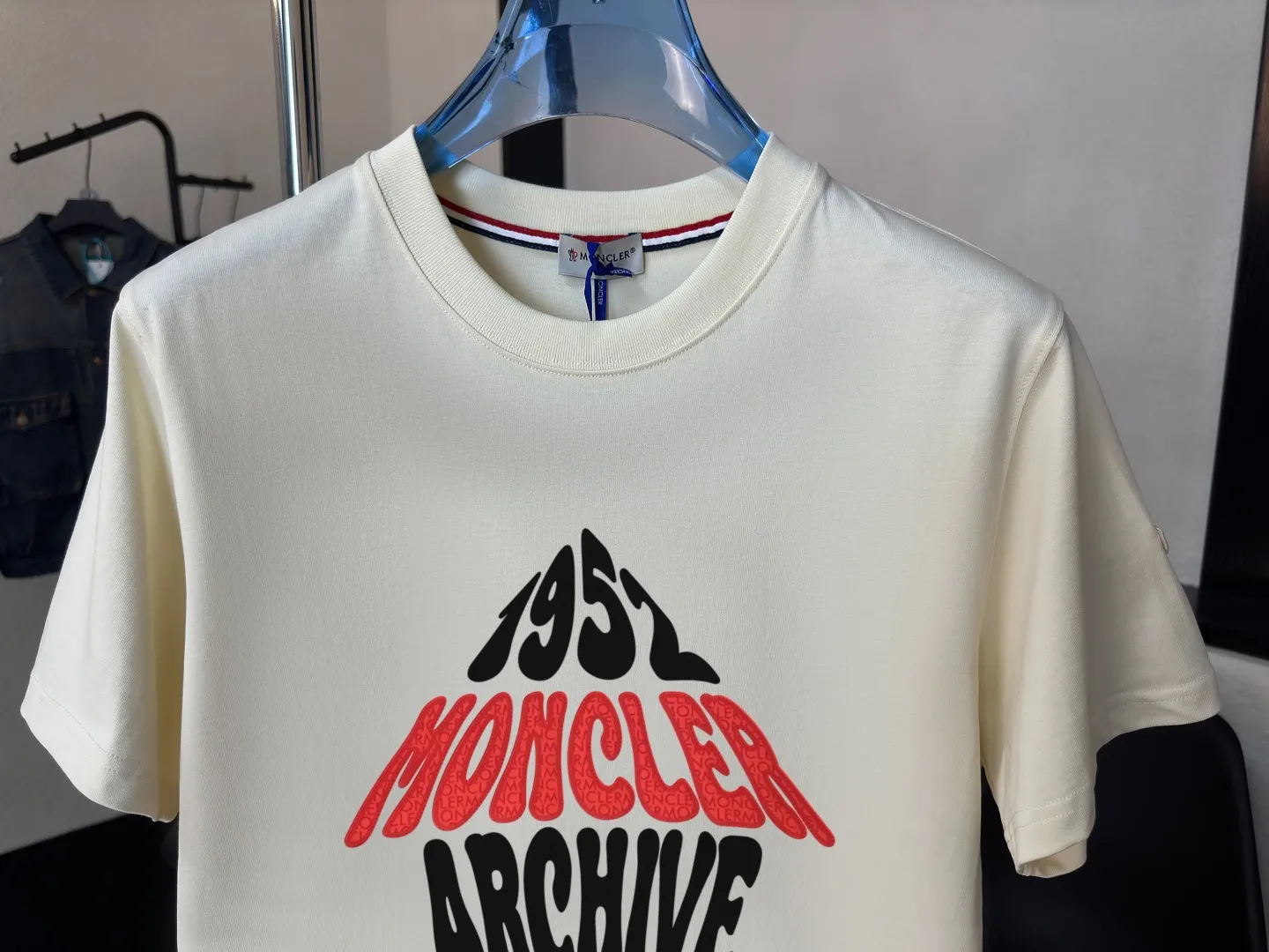 P140 Upgraded version "Mobile phone smart sensor ~ NFC chip armband ~ Direct access to the official website for anti-counterfeiting" "Moncler ~ Mouth Mouth" 2025 new high-quality round neck short-sleeved T-shirt. The cuffs have imported embroidered labels. Customized dyeing, very comfortable to touch. Super versatile and good-looking short-sleeved. Complete with three labels. Non-market ordinary version. Feel free to compare. Quality is absolutely guaranteed! ‼ First of all, this original fabric is all custom-woven with 32-count double yarn fabric, 250G, and the weight is the same‼ Fine workmanship, double waistcoat method, double waistcoat method, double waistcoat method makes the whole dress more three-dimensional, which is not a craft that ordinary T-shirts can achieve🤪 Size: S-M-L-XL-2XL Color: black, white, apricot, same style for men and women