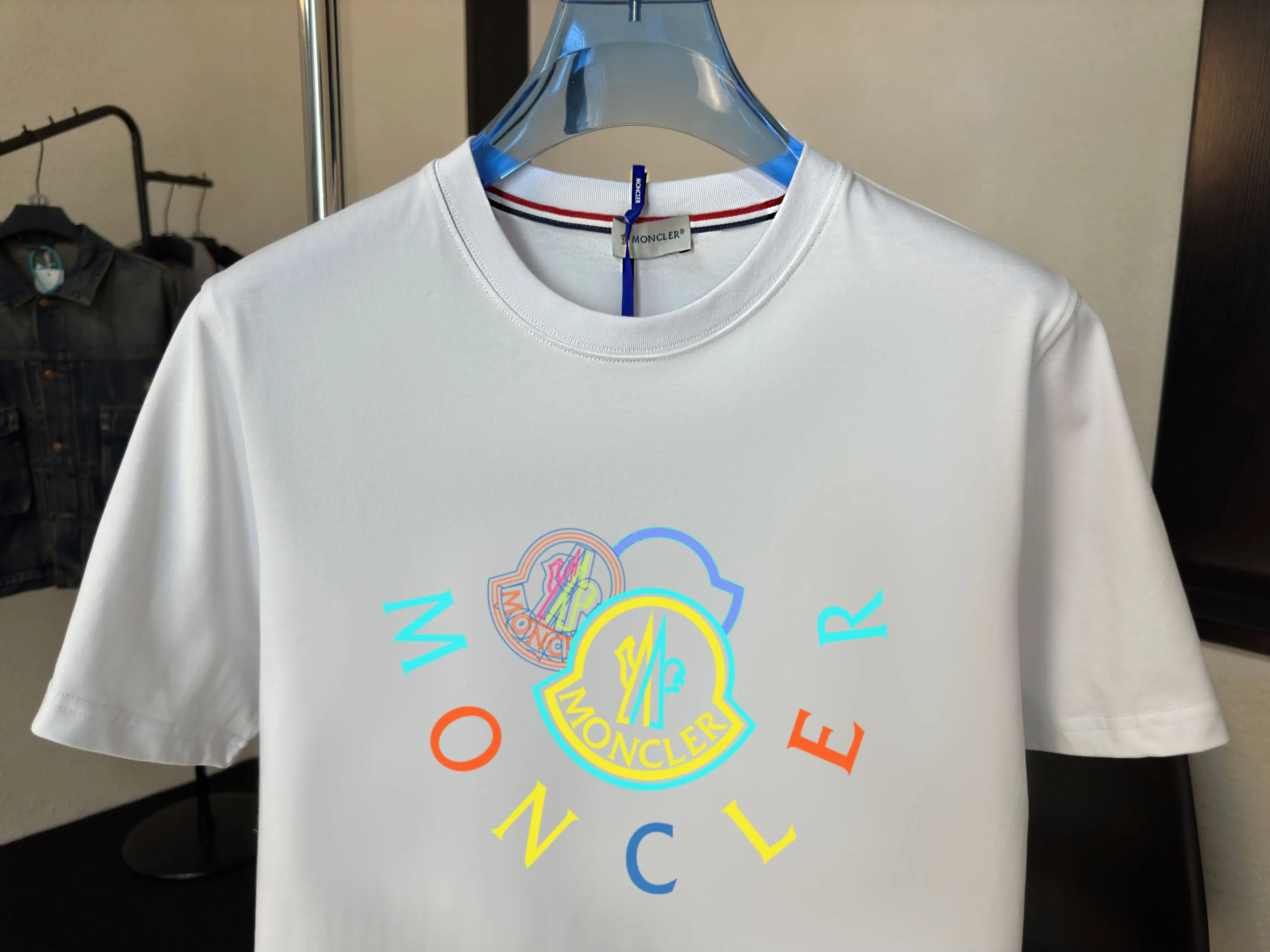 P140 💰Upgraded version "Mobile phone smart sensor ~ NFC chip armband ~ direct access to the official website for anti-counterfeiting" "Moncler ~ Mouth Mouth" 2025 new high-quality round neck short-sleeved T-shirt. The cuffs have imported embroidered labels. Customized dyeing, very comfortable to touch. Super versatile and good-looking short-sleeved. Complete with three labels. Non-market ordinary version. Feel free to compare. Quality is absolutely guaranteed! ‼ First of all, this original fabric is all custom-woven with 32-count double yarn fabric, 250G, and the weight is the same‼ Fine workmanship, double waistcoat method, double waistcoat method, double waistcoat method makes the whole dress more three-dimensional, which is not a craft that ordinary T-shirts can achieve🤪 Size: S-M-L-XL-2XL Color: black, white, apricot, same style for men and women