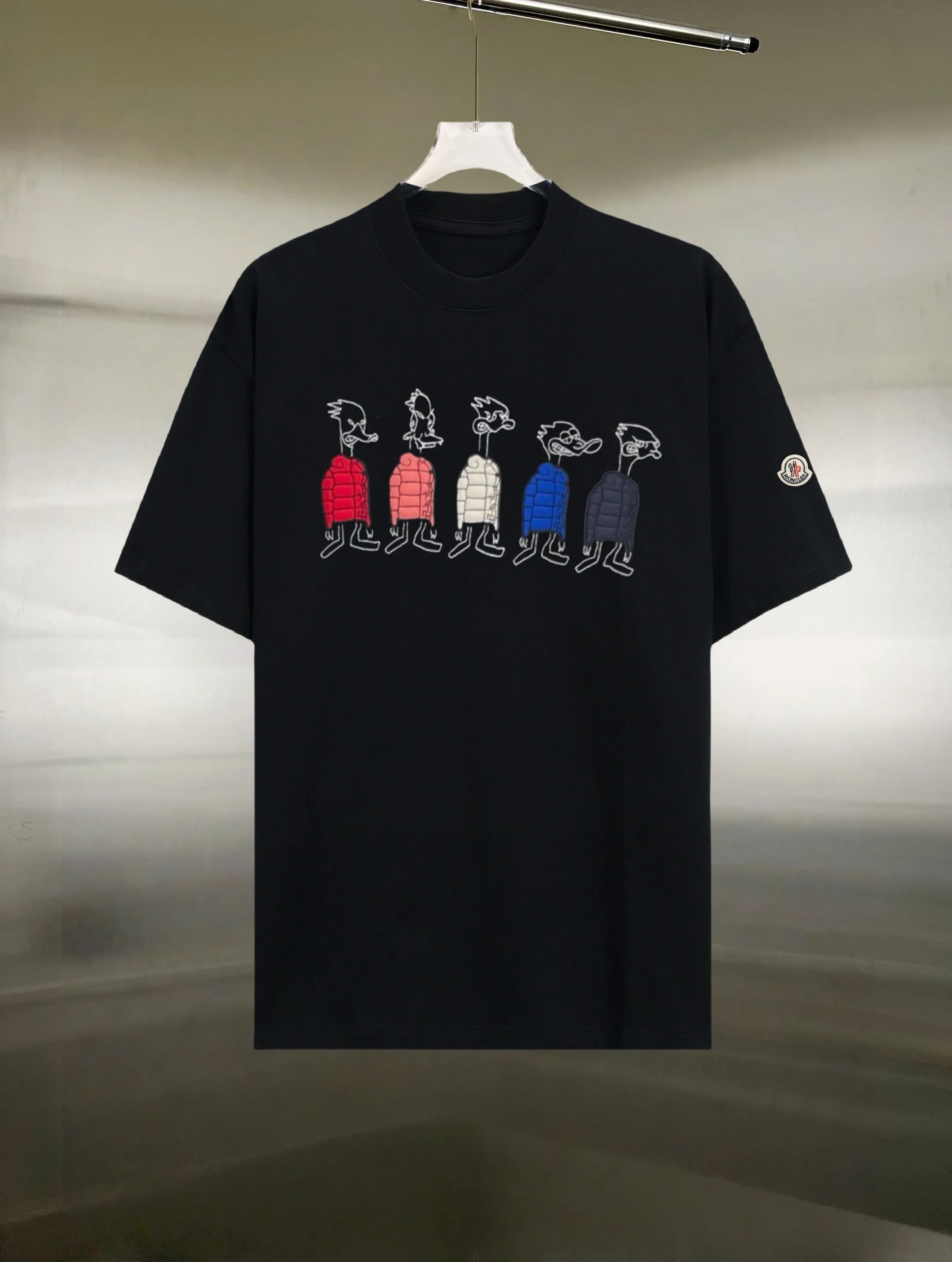 P130 Style: Moncler/muzzled short-sleeved T-shirt Fabric: 300g double yarn 100% cotton Rib: 320g Solona Process: Printing Color: White Black Size: S M L XL XXL No gender distinction, same style for men and women