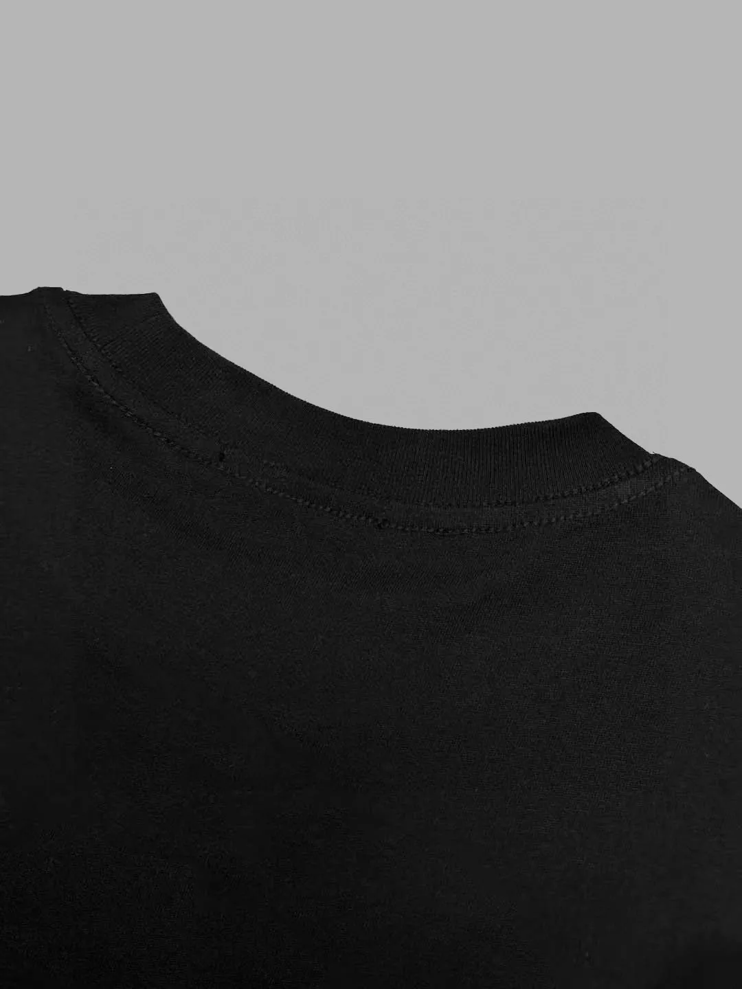 P130 Style: Moncler/muzzled short-sleeved T-shirt Fabric: 300g double yarn 100% cotton Rib: 320g Solona Process: Printing Color: White Black Size: S M L XL XXL No gender distinction, same style for men and women