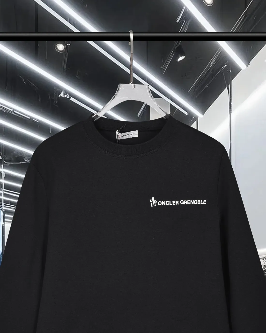 P220 MONCLER/muzzle 2025Fw new autumn and winter style Silicone three-dimensional printed letter logo on the front and back of the chest Uniform for men and women Pullover round neck long-sleeved T-shirt Brand classic Long-staple cotton fabric Official synchronization High version High quality Fashion personality Versatile trend Pure original quality Original fabric Hang tag Collar label Washed wheat Complete three labels Color: Black. White. Size: M-3XL