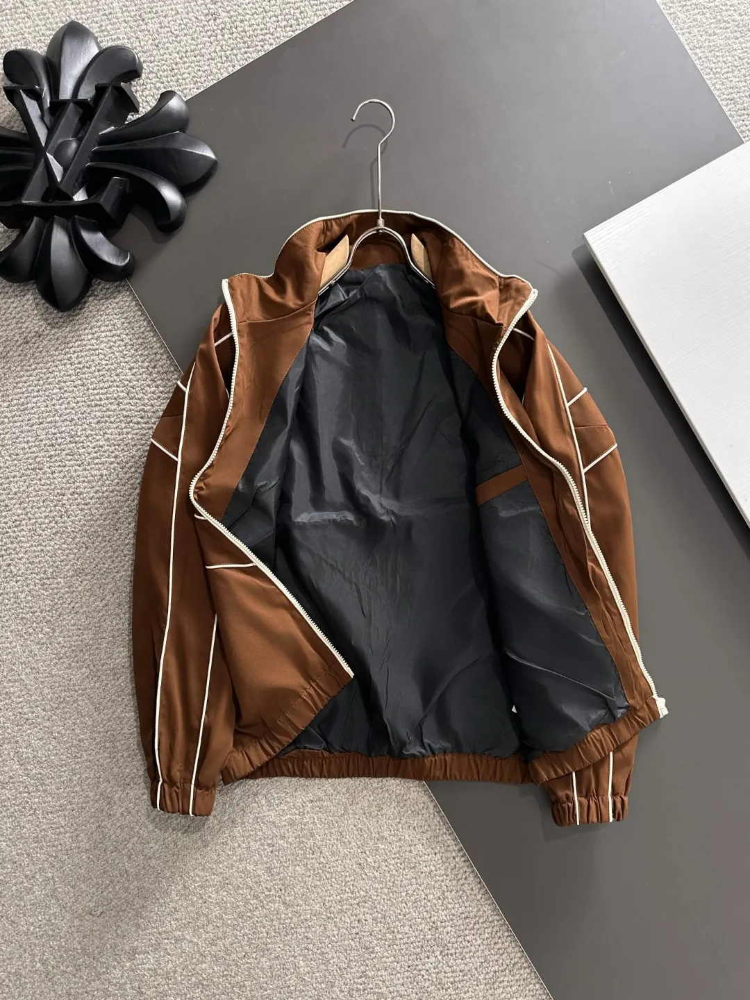 Next day shipping P460 MONCLER/Mask high quality 2025 autumn and winter new casual heavy industry jacket exclusively developed by yb! High quality production! The top version of the trading company channel order, external orders for imported custom fabrics, high breathability and comfort, impeccable details, absolutely worth buying! Brand element design concept, delicate and soft feel! It presents a casual cut and the upper body shape is great! On sale simultaneously on the official website! From a high-end men's positioning brand, the low-key luxury taste is irresistible! Exquisite workmanship and impeccable quality! The overall style is simple, fashionable and timeless, fully meeting the requirements of stylish and tasteful dressing! Size: M to 5XL (or state your height and weight when placing an order)