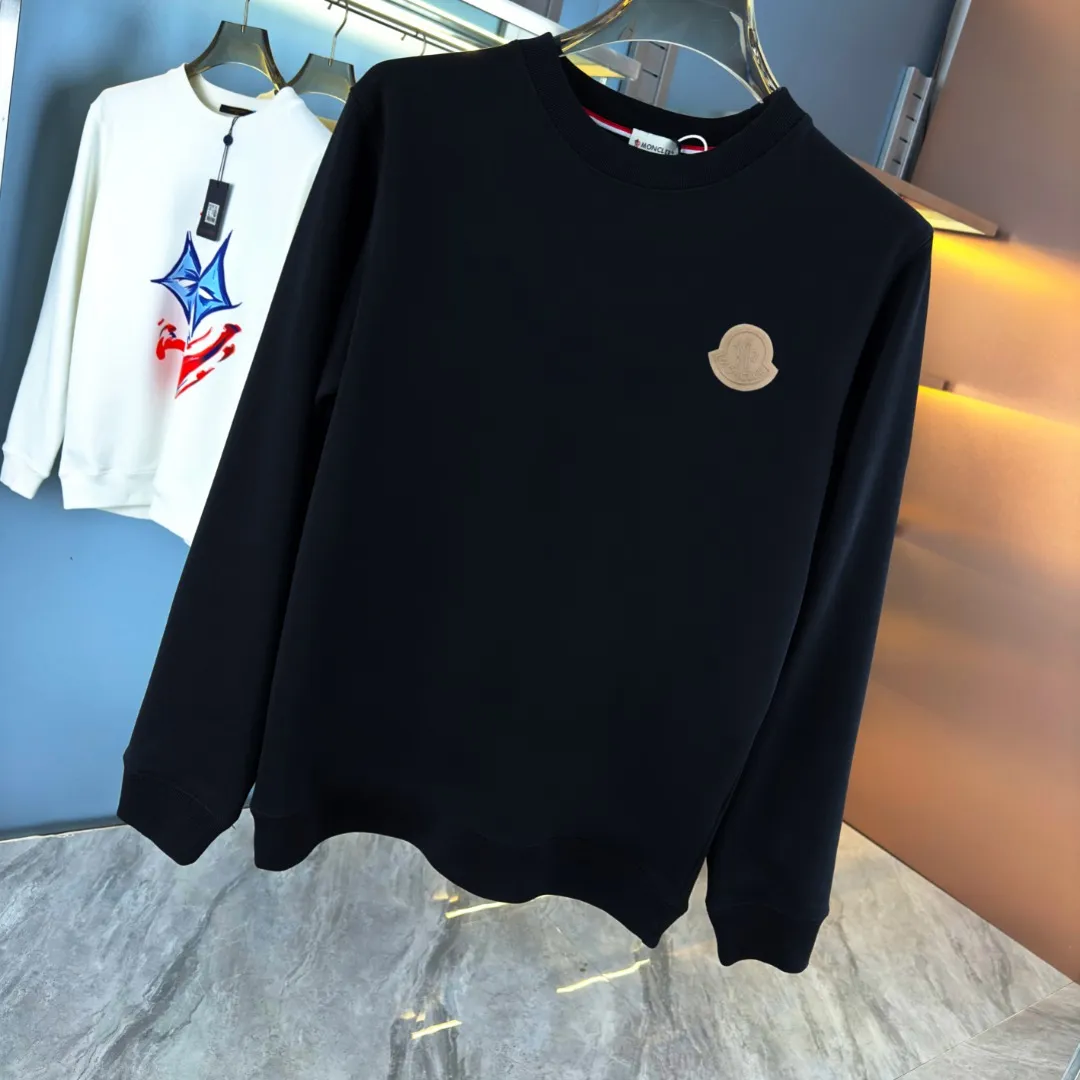 P210 high version sweatshirt) 📦With exclusive picture packaging📦 [Long-term ready stock] Upgraded version "Mobile phone smart sensor ~ NFC chip armband ~ Direct access to the official website anti-counterfeiting" 〖 𝐌𝐎𝐍𝐂𝐋𝐄𝐑 ~ Mouth covering〗 2025 new high quality, using 450g heavyweight fabric Different from the market currency, you can mix and match everything at will and you will be handsome😎The whole clothes is made of double waistcoats. The double waistcoats make the whole dress more three-dimensional. It is not an ordinary factory that can do such fine work. 2025 autumn and winter new style, on sale at the counter, exquisite printed round neck terry sweatshirt. High-end double-ply cotton. Customized stretch ribs are dyed in the same vat. Three standards are complete. It is matched with digital printing patterns and is very breathable. Same style for men and women. Color: black, white, apricot. Size: S M L XL 2XL