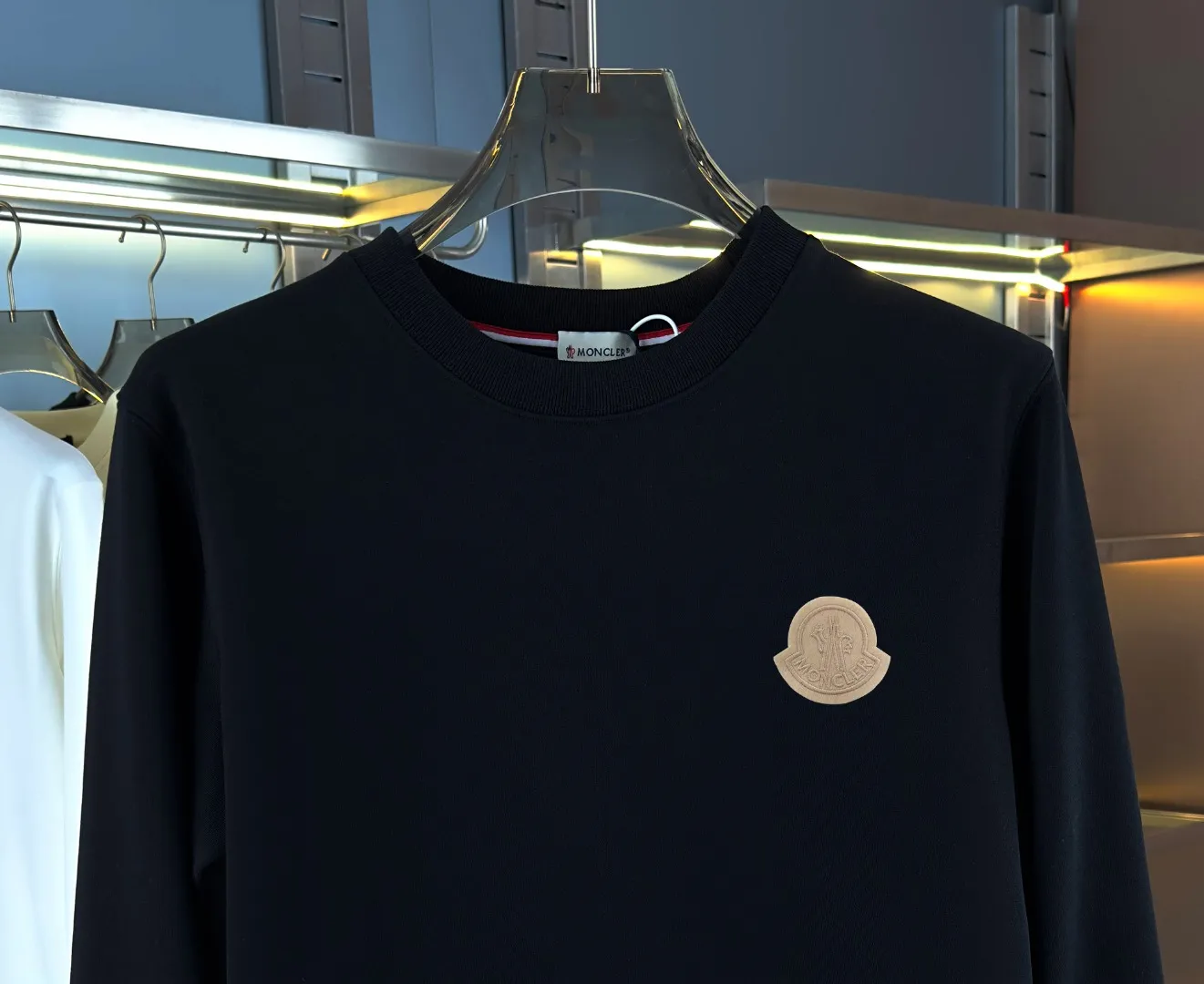 P210 high version sweatshirt) 📦With exclusive picture packaging📦 [Long-term ready stock] Upgraded version "Mobile phone smart sensor ~ NFC chip armband ~ Direct access to the official website anti-counterfeiting" 〖 𝐌𝐎𝐍𝐂𝐋𝐄𝐑 ~ Mouth covering〗 2025 new high quality, using 450g heavyweight fabric Different from the market currency, you can mix and match everything at will and you will be handsome😎The whole clothes is made of double waistcoats. The double waistcoats make the whole dress more three-dimensional. It is not an ordinary factory that can do such fine work. 2025 autumn and winter new style, on sale at the counter, exquisite printed round neck terry sweatshirt. High-end double-ply cotton. Customized stretch ribs are dyed in the same vat. Three standards are complete. It is matched with digital printing patterns and is very breathable. Same style for men and women. Color: black, white, apricot. Size: S M L XL 2XL