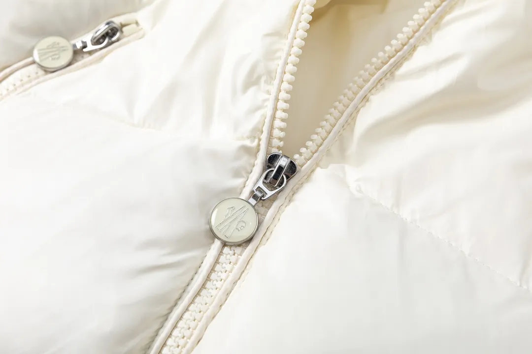 P620 dust bag) Moncler/muzzle 🆕NEW new autumn and winter down spliced jacket #Down jacket #daily wear Monc*lerNEW23 new autumn and winter down spliced jacket, golden stand collar, large pockets on both sides designed with embroidered logo on the back, down filling for practical wearability while adding splicing popular elements ~ short version, solid color series full of high-end feeling! Comfortable, fashionable and versatile! Black and white size: 1/2/3/4 (corresponds to S-XL)