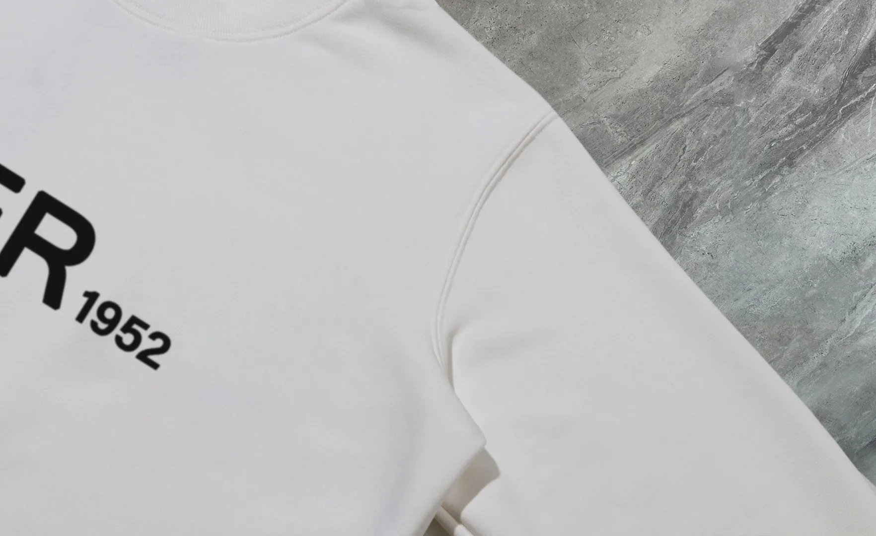 P210 High-version sweatshirt) [Long-term stock] 〖𝐌𝐎𝐍𝐂𝐋𝐄𝐑~Mask〗 Made of 440g heavy-weight fabric. It is different from the market currency. It can be matched with any variety and is properly handsome. 😎The whole dress is made of double waistcoats. The double waistcoats make the whole dress more three-dimensional. Not ordinary factories can do such fine work. 2025 Spring runway version of the T stage, on sale at the counter, round neck terry sweatshirt, high-end double-strand pure cotton, custom-made stretch ribs, dyed in the same vat, complete with three standards, matched with exquisite embroidered LOGO on the chest, simple and advanced, same style for men and women. Color: black, apricot, white, size: S M L XL 2XL