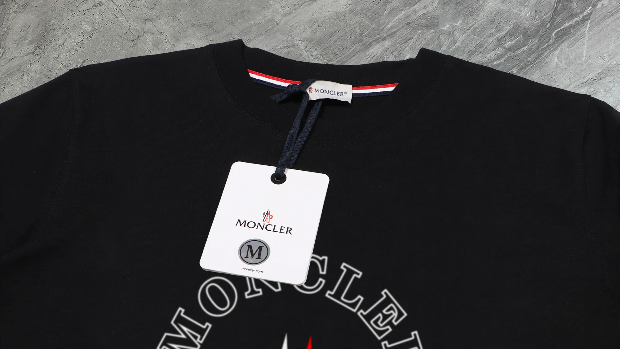 P210 High-version sweatshirt) [Long-term stock] 〖𝐌𝐎𝐍𝐂𝐋𝐄𝐑~Mask〗 Made of 440g heavy-weight fabric. It is different from the market currency. It can be matched with any variety and is properly handsome. 😎The whole dress is made of double waistcoats. The double waistcoats make the whole dress more three-dimensional. Not ordinary factories can do such fine work. 2025 Spring runway version of the T stage, on sale at the counter, round neck terry sweatshirt, high-end double-strand pure cotton, custom-made stretch ribs, dyed in the same vat, complete with three standards, matched with exquisite embroidered LOGO on the chest, simple and advanced, same style for men and women. Color: black, apricot, white, size: S M L XL 2XL
