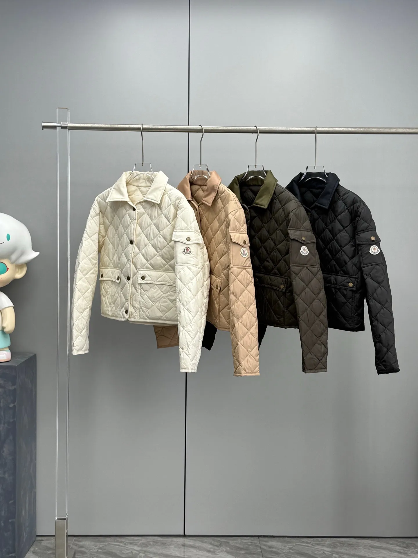 P780 Moncler 2025 New Chitre Women's Diamond Quilted Shirt-style Down Jacket When diamond quilting meets a crisp shirt collar, Moncler redefines urban women's wardrobe with ingenuity. The three-dimensional rhombus locks in the warmth of 90% goose down, making it as light as a cloud; the waist-cut tailoring hides graceful curves, blooming softness in neatness. From morning meetings to candlelight dinners, you can transition effortlessly in one piece - no need to compromise on style or temperature, and no need to change shirts for the occasion. Color: black, off-white, khaki, military green Size: 0-1-2-3