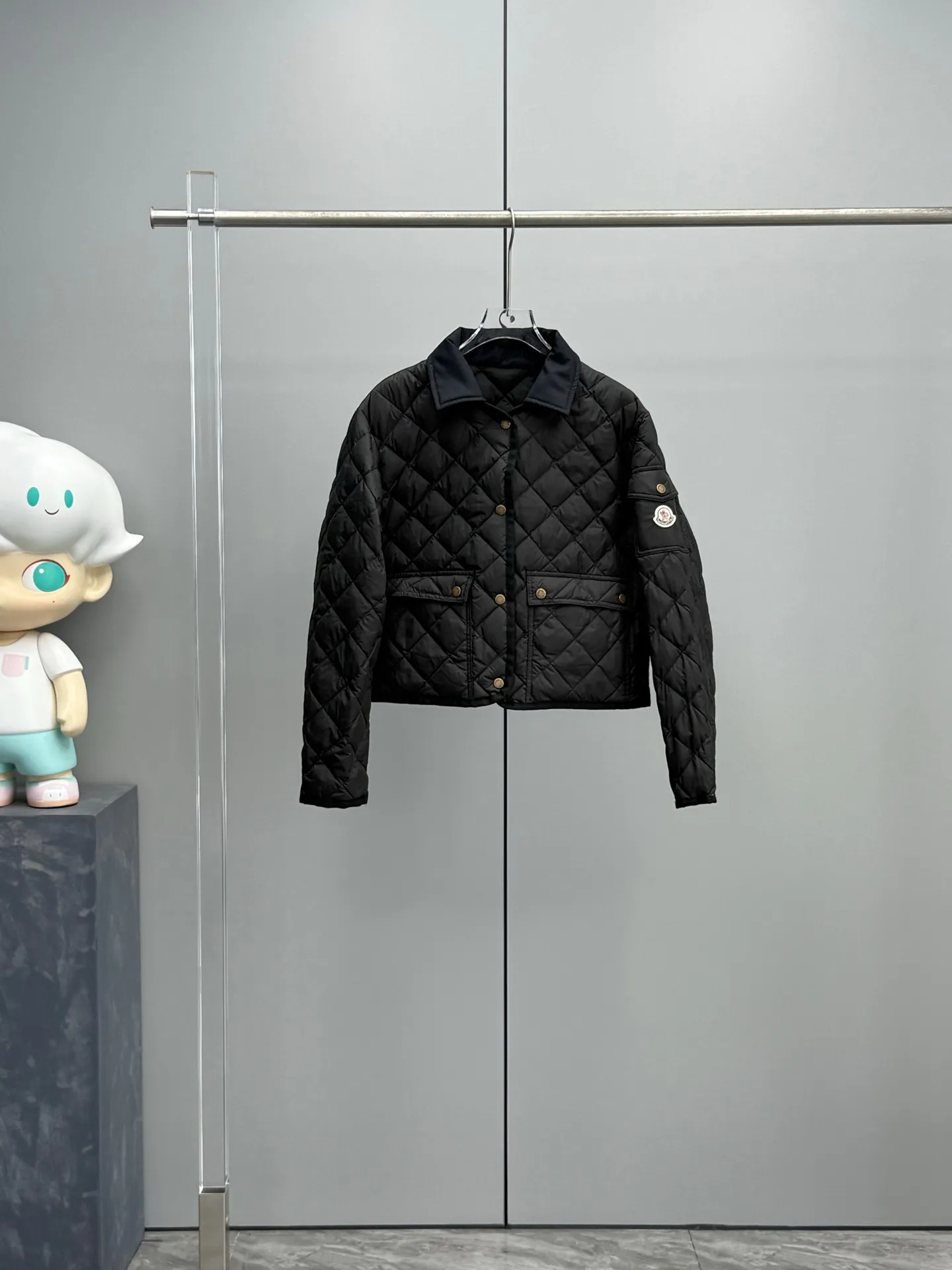 P780 Moncler 2025 New Chitre Women's Diamond Quilted Shirt-style Down Jacket When diamond quilting meets a crisp shirt collar, Moncler redefines urban women's wardrobe with ingenuity. The three-dimensional rhombus locks in the warmth of 90% goose down, making it as light as a cloud; the waist-cut tailoring hides graceful curves, blooming softness in neatness. From morning meetings to candlelight dinners, you can transition effortlessly in one piece - no need to compromise on style or temperature, and no need to change shirts for the occasion. Color: black, off-white, khaki, military green Size: 0-1-2-3