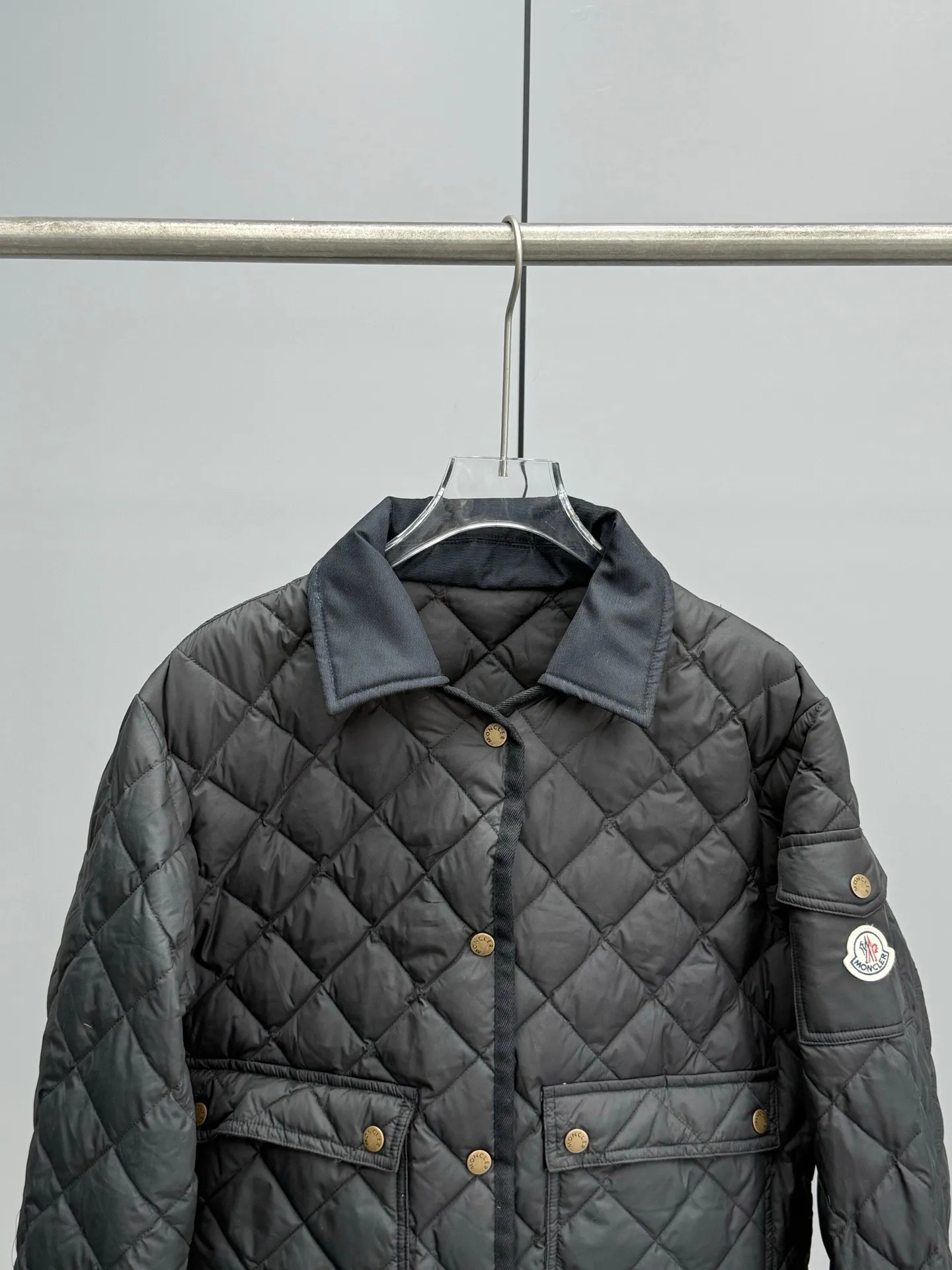 P780 Moncler 2025 New Chitre Women's Diamond Quilted Shirt-style Down Jacket When diamond quilting meets a crisp shirt collar, Moncler redefines urban women's wardrobe with ingenuity. The three-dimensional rhombus locks in the warmth of 90% goose down, making it as light as a cloud; the waist-cut tailoring hides graceful curves, blooming softness in neatness. From morning meetings to candlelight dinners, you can transition effortlessly in one piece - no need to compromise on style or temperature, and no need to change shirts for the occasion. Color: black, off-white, khaki, military green Size: 0-1-2-3