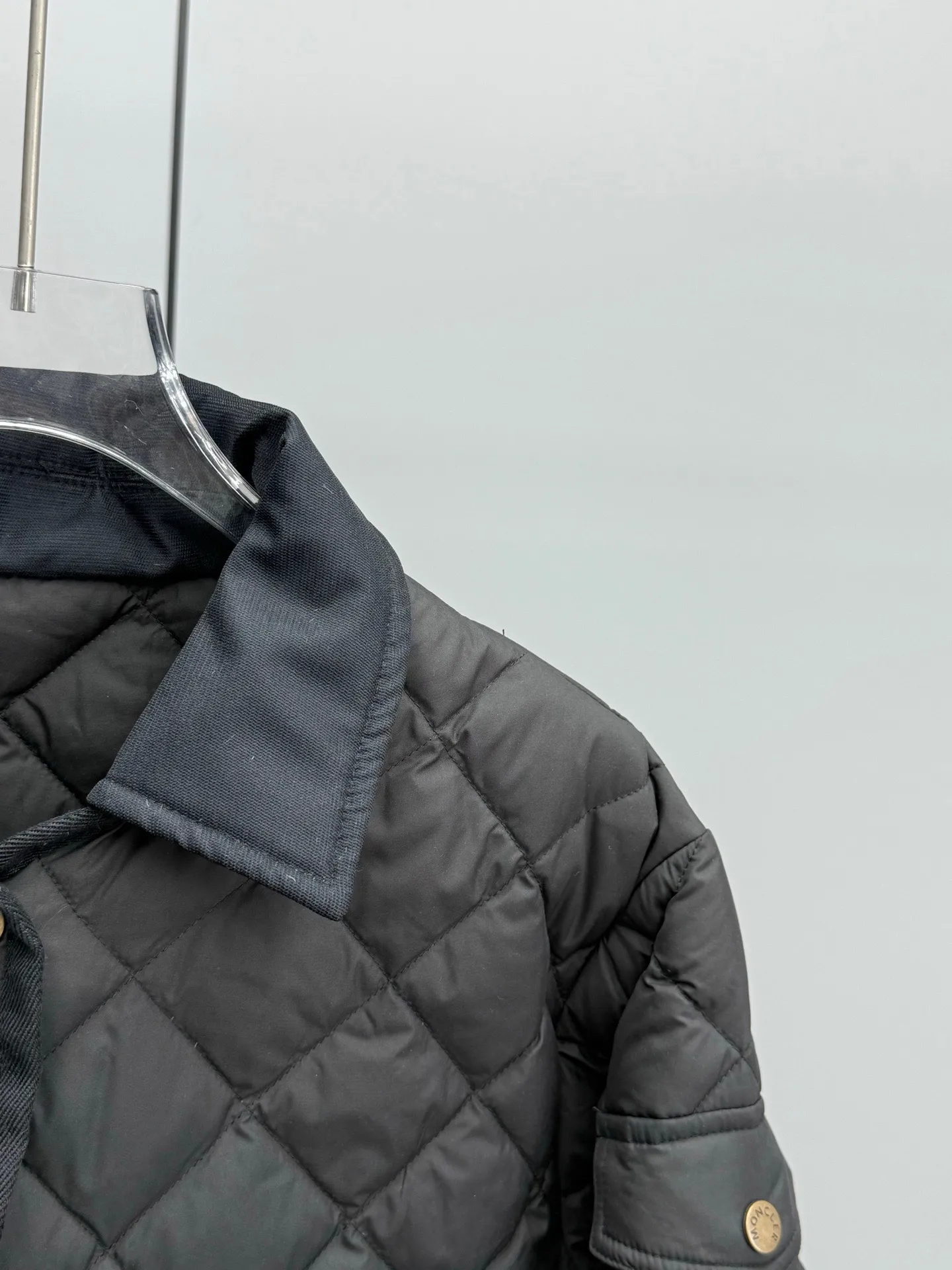 P780 Moncler 2025 New Chitre Women's Diamond Quilted Shirt-style Down Jacket When diamond quilting meets a crisp shirt collar, Moncler redefines urban women's wardrobe with ingenuity. The three-dimensional rhombus locks in the warmth of 90% goose down, making it as light as a cloud; the waist-cut tailoring hides graceful curves, blooming softness in neatness. From morning meetings to candlelight dinners, you can transition effortlessly in one piece - no need to compromise on style or temperature, and no need to change shirts for the occasion. Color: black, off-white, khaki, military green Size: 0-1-2-3