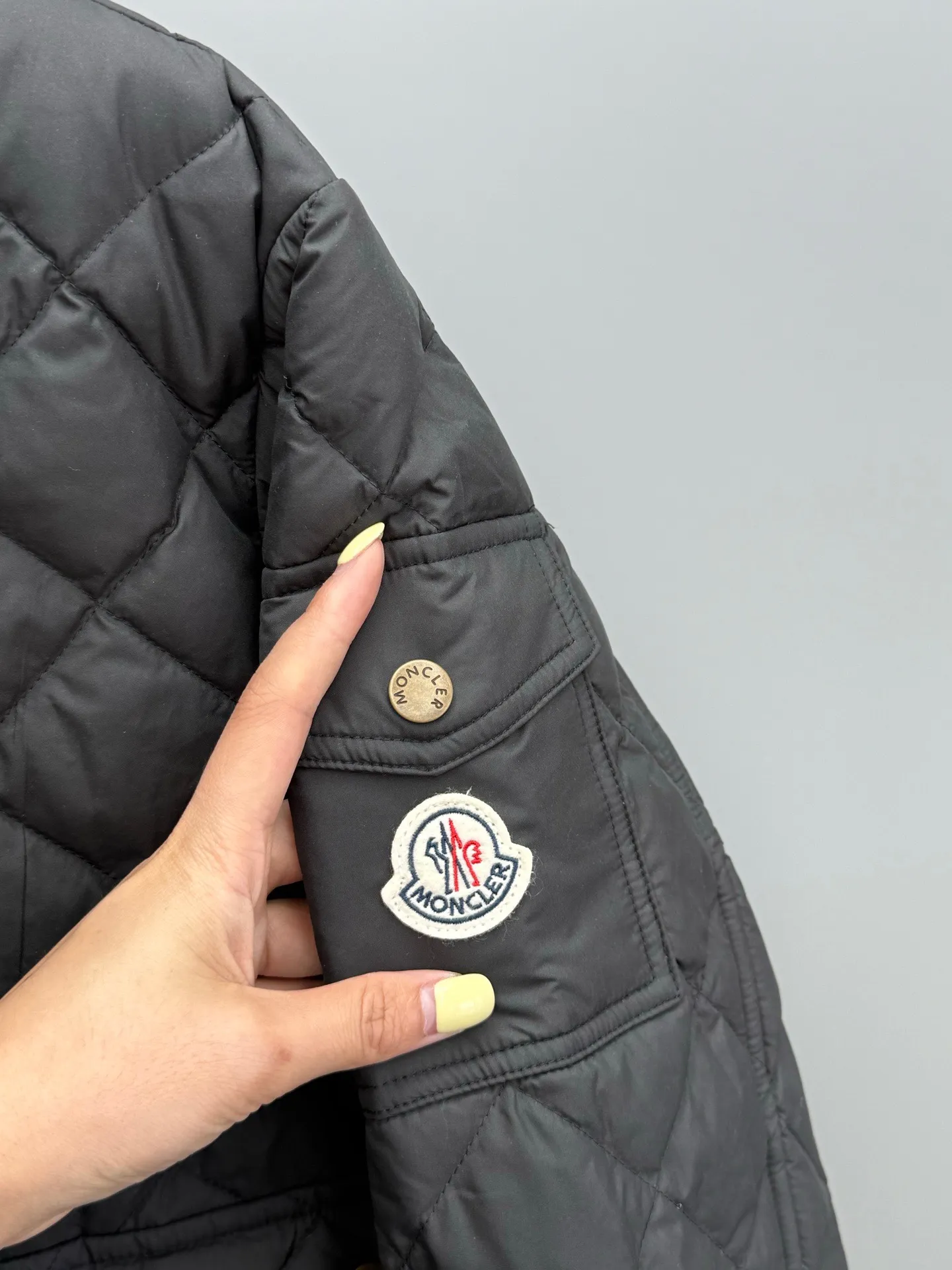 P780 Moncler 2025 New Chitre Women's Diamond Quilted Shirt-style Down Jacket When diamond quilting meets a crisp shirt collar, Moncler redefines urban women's wardrobe with ingenuity. The three-dimensional rhombus locks in the warmth of 90% goose down, making it as light as a cloud; the waist-cut tailoring hides graceful curves, blooming softness in neatness. From morning meetings to candlelight dinners, you can transition effortlessly in one piece - no need to compromise on style or temperature, and no need to change shirts for the occasion. Color: black, off-white, khaki, military green Size: 0-1-2-3