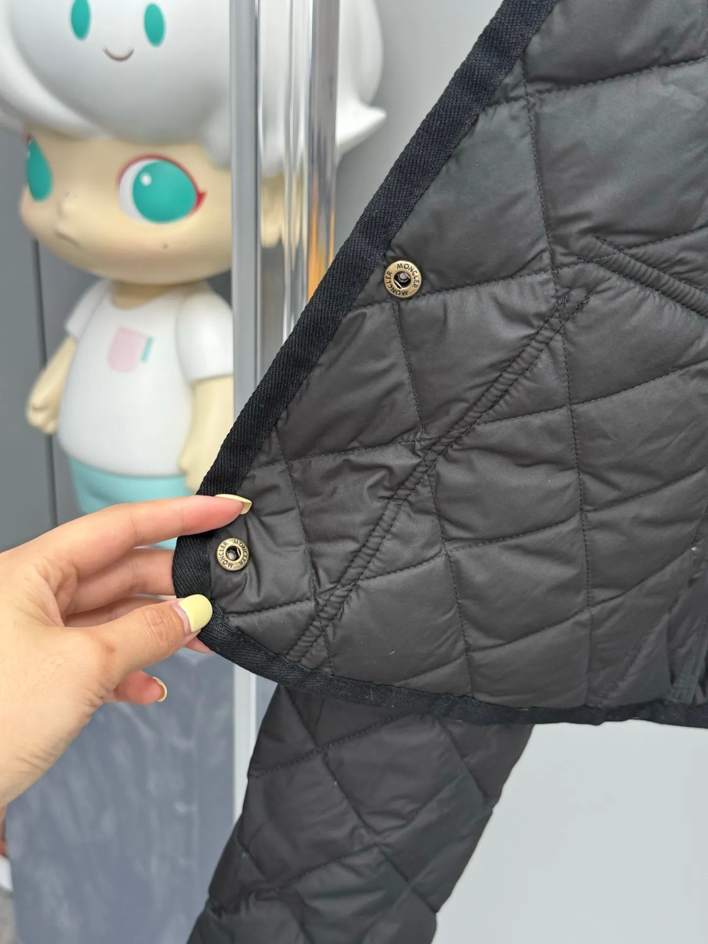 P780 Moncler 2025 New Chitre Women's Diamond Quilted Shirt-style Down Jacket When diamond quilting meets a crisp shirt collar, Moncler redefines urban women's wardrobe with ingenuity. The three-dimensional rhombus locks in the warmth of 90% goose down, making it as light as a cloud; the waist-cut tailoring hides graceful curves, blooming softness in neatness. From morning meetings to candlelight dinners, you can transition effortlessly in one piece - no need to compromise on style or temperature, and no need to change shirts for the occasion. Color: black, off-white, khaki, military green Size: 0-1-2-3