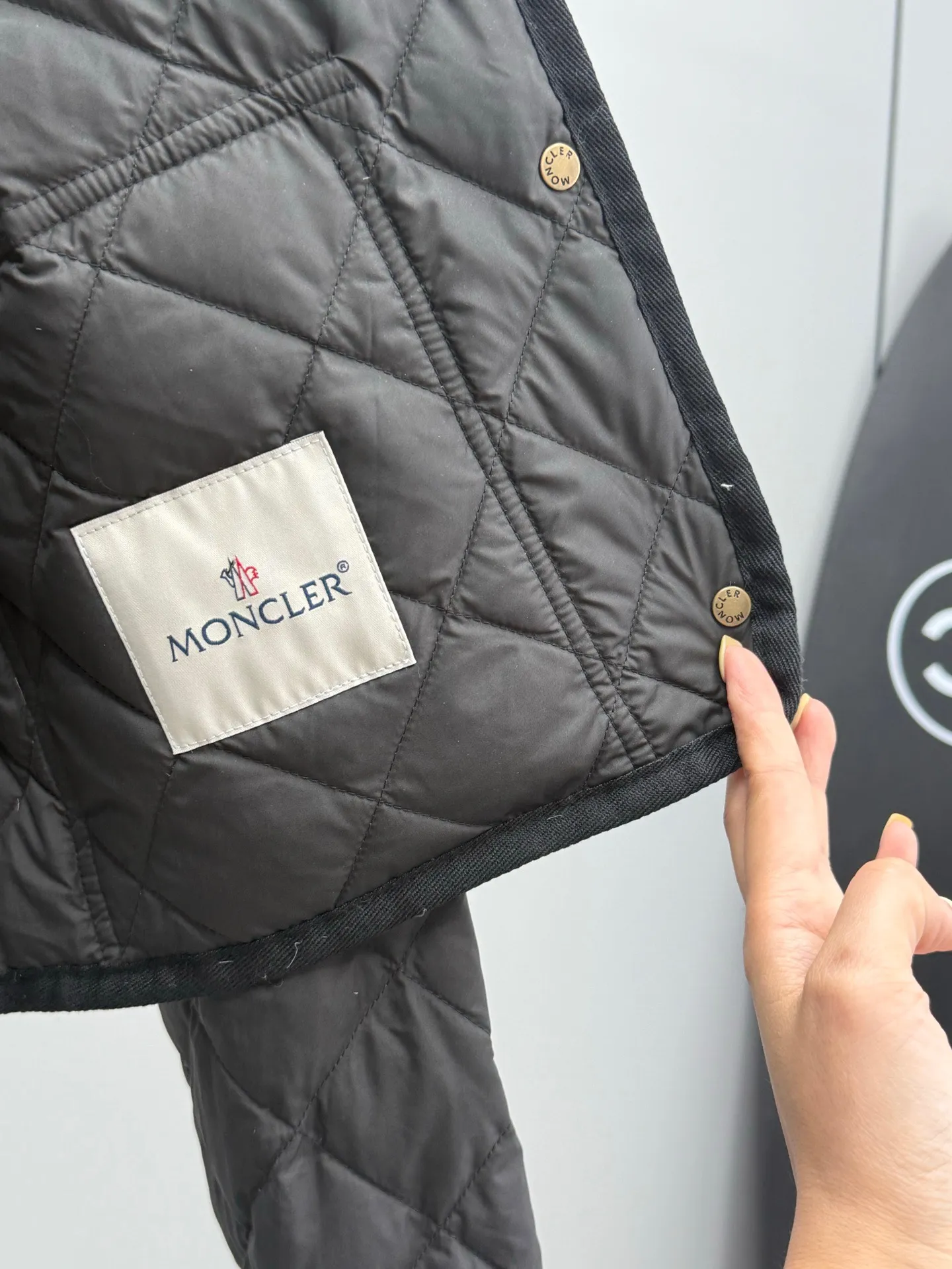 P780 Moncler 2025 New Chitre Women's Diamond Quilted Shirt-style Down Jacket When diamond quilting meets a crisp shirt collar, Moncler redefines urban women's wardrobe with ingenuity. The three-dimensional rhombus locks in the warmth of 90% goose down, making it as light as a cloud; the waist-cut tailoring hides graceful curves, blooming softness in neatness. From morning meetings to candlelight dinners, you can transition effortlessly in one piece - no need to compromise on style or temperature, and no need to change shirts for the occasion. Color: black, off-white, khaki, military green Size: 0-1-2-3