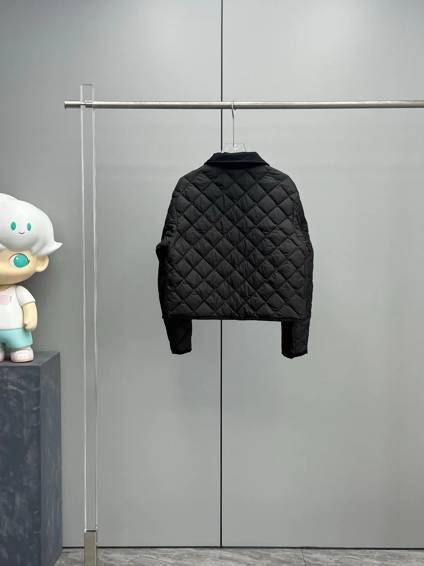 P780 Moncler 2025 New Chitre Women's Diamond Quilted Shirt-style Down Jacket When diamond quilting meets a crisp shirt collar, Moncler redefines urban women's wardrobe with ingenuity. The three-dimensional rhombus locks in the warmth of 90% goose down, making it as light as a cloud; the waist-cut tailoring hides graceful curves, blooming softness in neatness. From morning meetings to candlelight dinners, you can transition effortlessly in one piece - no need to compromise on style or temperature, and no need to change shirts for the occasion. Color: black, off-white, khaki, military green Size: 0-1-2-3