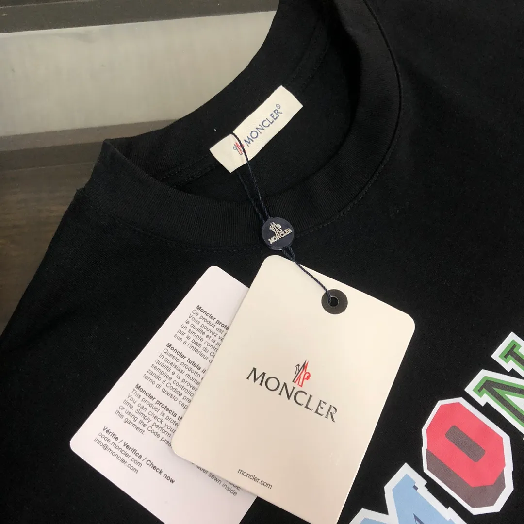 P160 MONCLER 25 The latest short-sleeved T-shirt for couples ~ Featured brand contrasting letter print ~ The fabric upper body is comfortable and breathable, not stiff, slim cut, made of high-end custom-made pure cotton fabric! The upper body is comfortable and stylish, and it can be worn alone as an inner layer. It is a must-have for fashionistas! ! ! Color: Black White Sky Blue Orange Size: S M L XL (Loose fit! Please state your height and weight when placing an order)