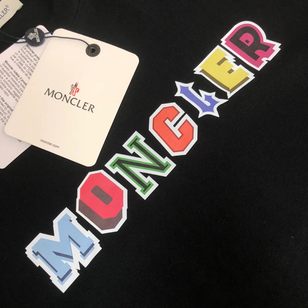 P160 MONCLER 25 The latest short-sleeved T-shirt for couples ~ Featured brand contrasting letter print ~ The fabric upper body is comfortable and breathable, not stiff, slim cut, made of high-end custom-made pure cotton fabric! The upper body is comfortable and stylish, and it can be worn alone as an inner layer. It is a must-have for fashionistas! ! ! Color: Black White Sky Blue Orange Size: S M L XL (Loose fit! Please state your height and weight when placing an order)