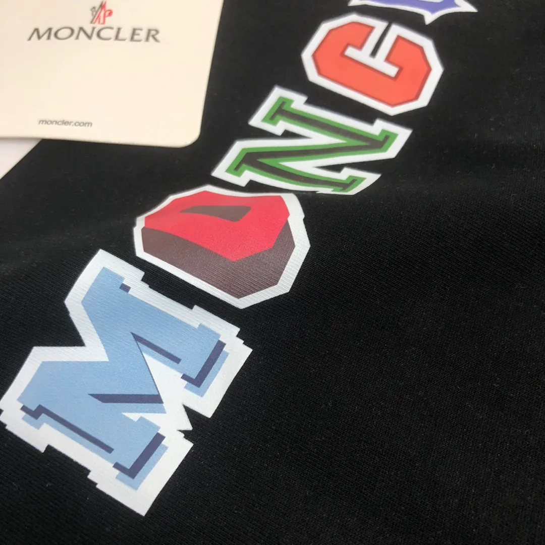 P160 MONCLER 25 The latest short-sleeved T-shirt for couples ~ Featured brand contrasting letter print ~ The fabric upper body is comfortable and breathable, not stiff, slim cut, made of high-end custom-made pure cotton fabric! The upper body is comfortable and stylish, and it can be worn alone as an inner layer. It is a must-have for fashionistas! ! ! Color: Black White Sky Blue Orange Size: S M L XL (Loose fit! Please state your height and weight when placing an order)
