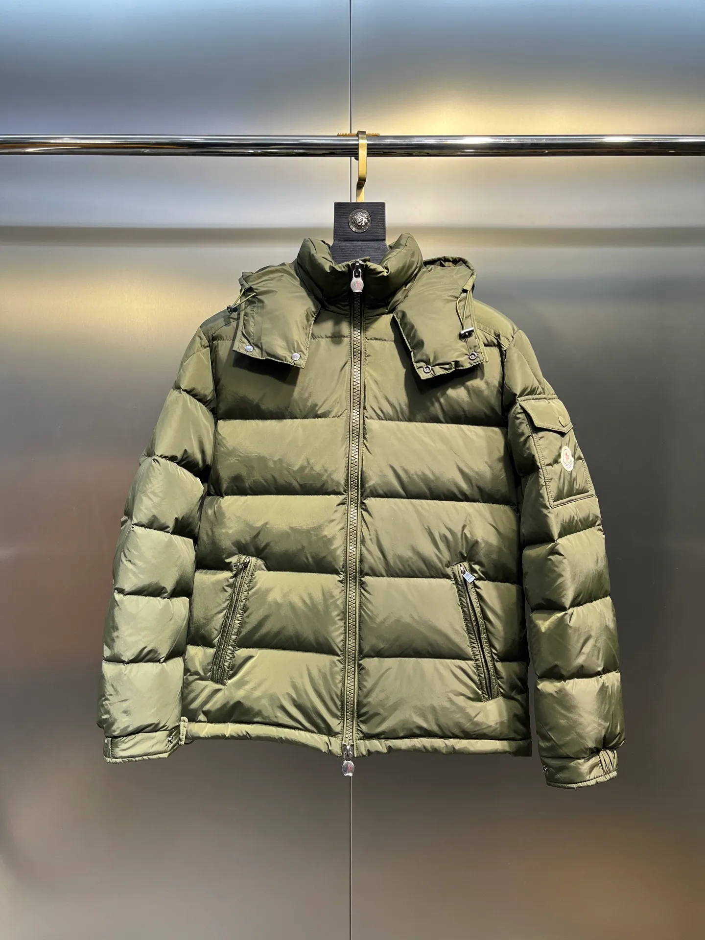 P900 Moncler 🌟Mouth cover New matte classic Maya for autumn and winter! Official website synchronized 🈶sale! Yuhuang's century-old evergreen series of products! The latest product from Mayan culture! 90 down filling, the fullness of the down can be seen with the naked eye. Disassembled, the fabric is soft and textured. It continues to be a hot seller, and the upper body is lighter and more comfortable. Color: black green yellow size: 12345