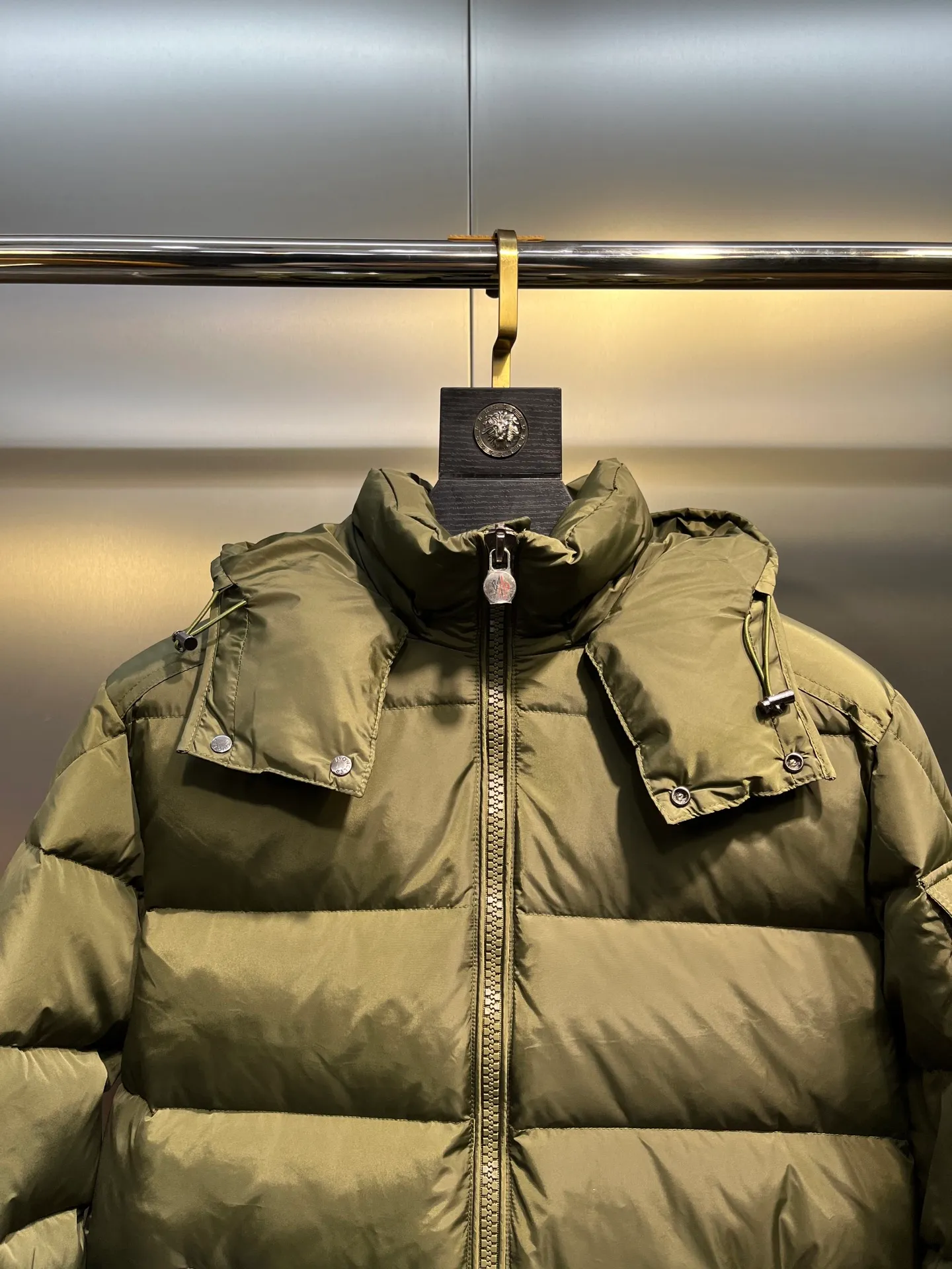 P900 Moncler 🌟Mouth cover New matte classic Maya for autumn and winter! Official website synchronized 🈶sale! Yuhuang's century-old evergreen series of products! The latest product from Mayan culture! 90 down filling, the fullness of the down can be seen with the naked eye. Disassembled, the fabric is soft and textured. It continues to be a hot seller, and the upper body is lighter and more comfortable. Color: black green yellow size: 12345