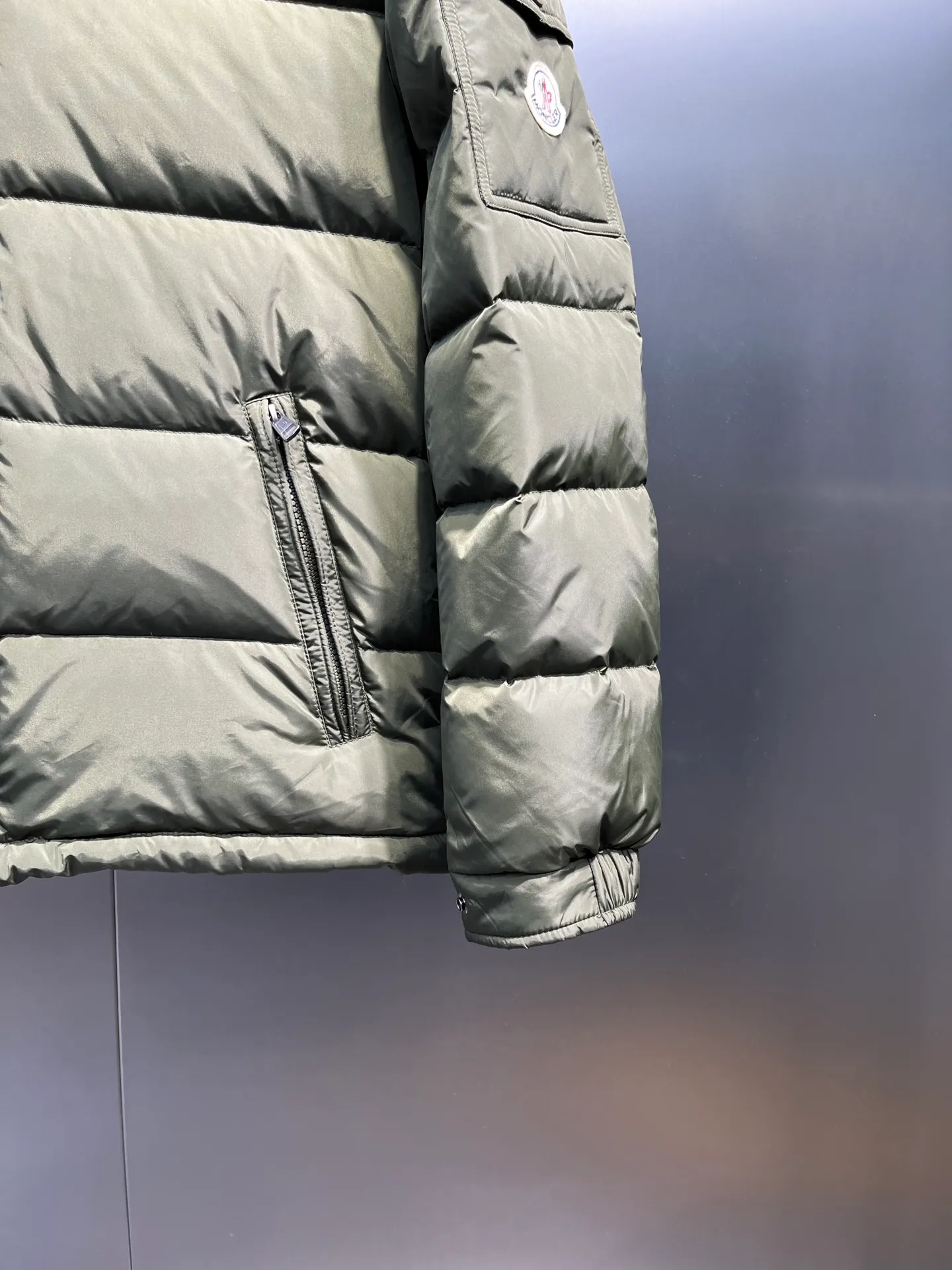 P900 Moncler 🌟Mouth cover New matte classic Maya for autumn and winter! Official website synchronized 🈶sale! Yuhuang's century-old evergreen series of products! The latest product from Mayan culture! 90 down filling, the fullness of the down can be seen with the naked eye. Disassembled, the fabric is soft and textured. It continues to be a hot seller, and the upper body is lighter and more comfortable. Color: black green yellow size: 12345