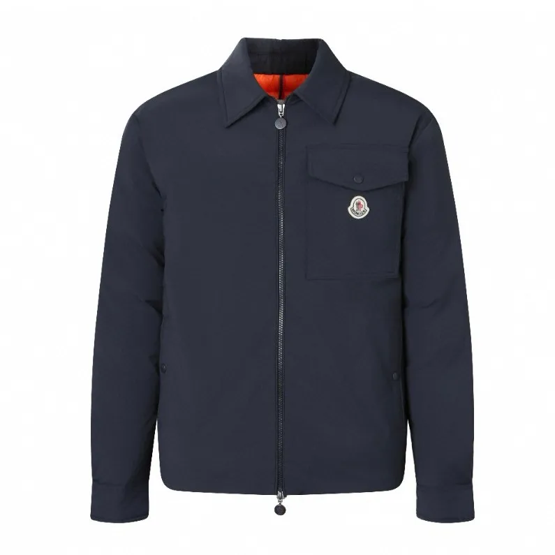 P910 [Exclusive supply] Moncler Pocket Logo Jacket Down Jacket (Navy Blue) The high-quality filling is made of 90 white duck down, with a weight of 200g, ensuring excellent thermal insulation performance. After strict screening and processing, the velvet is not easy to drill, ensuring durability. The fabric is made of 100% polyester fiber and is microfiberized. The individual fibers become extremely fine, which greatly increases the fiber surface area, making the fabric soft and smooth, and the touch is close to natural fibers. The high-density textile method makes the structure tight, thus giving it a certain degree of wrinkle resistance, windproof warmth and wear resistance. The lining is made of 100% nylon. The high-density and tight weaving process prevents fine lint from getting out of the gaps in the fabric. The smooth surface improves the putting on and taking off experience, and the excellent wear and tear resistance ensures damage caused by frequent use, while the light and soft texture does not affect the overall weight. It adopts a neat shirt style, which is slimmer and more capable than conventional down jackets. It is suitable for business casual or various occasions. The interior of the orange lining uses a highly saturated orange lining, which brings a surprising visual impact when worn. The flap chest patch pocket located on the left chest is not only practical, but also greatly enhances the sophistication and recognition of the garment. The flip design can better protect the contents of the bag. The front of the clothing uses a smooth zipper as the main opening and closing method to ensure windproof warmth and easy putting on and taking off. The cuffs are opened and closed with buttons, which can accurately adjust the tightness of the cuffs to prevent cold wind from entering. At the same time, it perfectly echoes the overall shirt style and looks particularly elegant. The interior is quilted with imported No. 7 needles and anti-velvet thin threads, with 13 stitches every three centimeters. The stitches are straight and there is no skipped stitches. Size:1-2-3-4