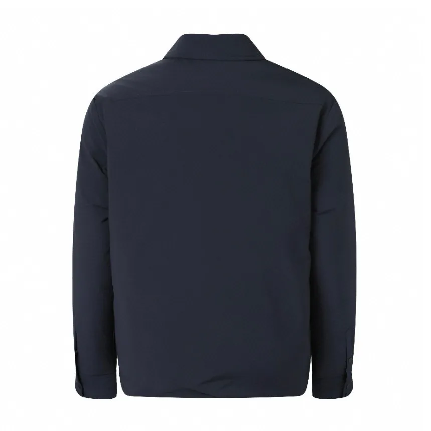 P910 [Exclusive supply] Moncler Pocket Logo Jacket Down Jacket (Navy Blue) The high-quality filling is made of 90 white duck down, with a weight of 200g, ensuring excellent thermal insulation performance. After strict screening and processing, the velvet is not easy to drill, ensuring durability. The fabric is made of 100% polyester fiber and is microfiberized. The individual fibers become extremely fine, which greatly increases the fiber surface area, making the fabric soft and smooth, and the touch is close to natural fibers. The high-density textile method makes the structure tight, thus giving it a certain degree of wrinkle resistance, windproof warmth and wear resistance. The lining is made of 100% nylon. The high-density and tight weaving process prevents fine lint from getting out of the gaps in the fabric. The smooth surface improves the putting on and taking off experience, and the excellent wear and tear resistance ensures damage caused by frequent use, while the light and soft texture does not affect the overall weight. It adopts a neat shirt style, which is slimmer and more capable than conventional down jackets. It is suitable for business casual or various occasions. The interior of the orange lining uses a highly saturated orange lining, which brings a surprising visual impact when worn. The flap chest patch pocket located on the left chest is not only practical, but also greatly enhances the sophistication and recognition of the garment. The flip design can better protect the contents of the bag. The front of the clothing uses a smooth zipper as the main opening and closing method to ensure windproof warmth and easy putting on and taking off. The cuffs are opened and closed with buttons, which can accurately adjust the tightness of the cuffs to prevent cold wind from entering. At the same time, it perfectly echoes the overall shirt style and looks particularly elegant. The interior is quilted with imported No. 7 needles and anti-velvet thin threads, with 13 stitches every three centimeters. The stitches are straight and there is no skipped stitches. Size:1-2-3-4