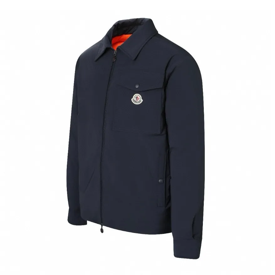 P910 [Exclusive supply] Moncler Pocket Logo Jacket Down Jacket (Navy Blue) The high-quality filling is made of 90 white duck down, with a weight of 200g, ensuring excellent thermal insulation performance. After strict screening and processing, the velvet is not easy to drill, ensuring durability. The fabric is made of 100% polyester fiber and is microfiberized. The individual fibers become extremely fine, which greatly increases the fiber surface area, making the fabric soft and smooth, and the touch is close to natural fibers. The high-density textile method makes the structure tight, thus giving it a certain degree of wrinkle resistance, windproof warmth and wear resistance. The lining is made of 100% nylon. The high-density and tight weaving process prevents fine lint from getting out of the gaps in the fabric. The smooth surface improves the putting on and taking off experience, and the excellent wear and tear resistance ensures damage caused by frequent use, while the light and soft texture does not affect the overall weight. It adopts a neat shirt style, which is slimmer and more capable than conventional down jackets. It is suitable for business casual or various occasions. The interior of the orange lining uses a highly saturated orange lining, which brings a surprising visual impact when worn. The flap chest patch pocket located on the left chest is not only practical, but also greatly enhances the sophistication and recognition of the garment. The flip design can better protect the contents of the bag. The front of the clothing uses a smooth zipper as the main opening and closing method to ensure windproof warmth and easy putting on and taking off. The cuffs are opened and closed with buttons, which can accurately adjust the tightness of the cuffs to prevent cold wind from entering. At the same time, it perfectly echoes the overall shirt style and looks particularly elegant. The interior is quilted with imported No. 7 needles and anti-velvet thin threads, with 13 stitches every three centimeters. The stitches are straight and there is no skipped stitches. Size:1-2-3-4