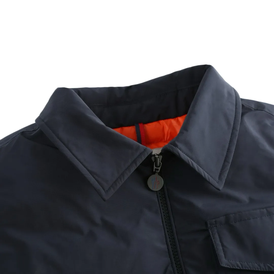 P910 [Exclusive supply] Moncler Pocket Logo Jacket Down Jacket (Navy Blue) The high-quality filling is made of 90 white duck down, with a weight of 200g, ensuring excellent thermal insulation performance. After strict screening and processing, the velvet is not easy to drill, ensuring durability. The fabric is made of 100% polyester fiber and is microfiberized. The individual fibers become extremely fine, which greatly increases the fiber surface area, making the fabric soft and smooth, and the touch is close to natural fibers. The high-density textile method makes the structure tight, thus giving it a certain degree of wrinkle resistance, windproof warmth and wear resistance. The lining is made of 100% nylon. The high-density and tight weaving process prevents fine lint from getting out of the gaps in the fabric. The smooth surface improves the putting on and taking off experience, and the excellent wear and tear resistance ensures damage caused by frequent use, while the light and soft texture does not affect the overall weight. It adopts a neat shirt style, which is slimmer and more capable than conventional down jackets. It is suitable for business casual or various occasions. The interior of the orange lining uses a highly saturated orange lining, which brings a surprising visual impact when worn. The flap chest patch pocket located on the left chest is not only practical, but also greatly enhances the sophistication and recognition of the garment. The flip design can better protect the contents of the bag. The front of the clothing uses a smooth zipper as the main opening and closing method to ensure windproof warmth and easy putting on and taking off. The cuffs are opened and closed with buttons, which can accurately adjust the tightness of the cuffs to prevent cold wind from entering. At the same time, it perfectly echoes the overall shirt style and looks particularly elegant. The interior is quilted with imported No. 7 needles and anti-velvet thin threads, with 13 stitches every three centimeters. The stitches are straight and there is no skipped stitches. Size:1-2-3-4