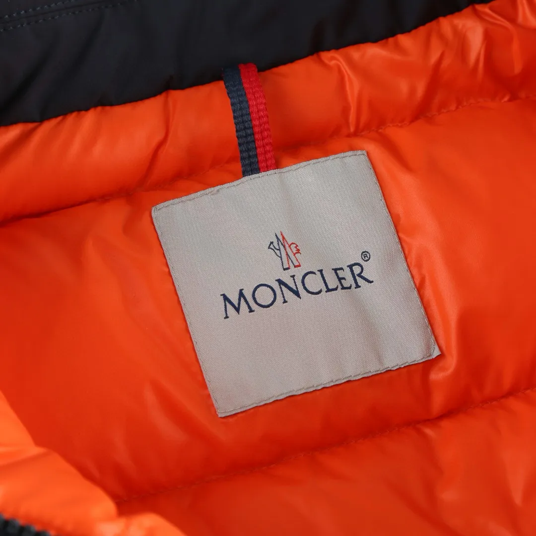 P910 [Exclusive supply] Moncler Pocket Logo Jacket Down Jacket (Navy Blue) The high-quality filling is made of 90 white duck down, with a weight of 200g, ensuring excellent thermal insulation performance. After strict screening and processing, the velvet is not easy to drill, ensuring durability. The fabric is made of 100% polyester fiber and is microfiberized. The individual fibers become extremely fine, which greatly increases the fiber surface area, making the fabric soft and smooth, and the touch is close to natural fibers. The high-density textile method makes the structure tight, thus giving it a certain degree of wrinkle resistance, windproof warmth and wear resistance. The lining is made of 100% nylon. The high-density and tight weaving process prevents fine lint from getting out of the gaps in the fabric. The smooth surface improves the putting on and taking off experience, and the excellent wear and tear resistance ensures damage caused by frequent use, while the light and soft texture does not affect the overall weight. It adopts a neat shirt style, which is slimmer and more capable than conventional down jackets. It is suitable for business casual or various occasions. The interior of the orange lining uses a highly saturated orange lining, which brings a surprising visual impact when worn. The flap chest patch pocket located on the left chest is not only practical, but also greatly enhances the sophistication and recognition of the garment. The flip design can better protect the contents of the bag. The front of the clothing uses a smooth zipper as the main opening and closing method to ensure windproof warmth and easy putting on and taking off. The cuffs are opened and closed with buttons, which can accurately adjust the tightness of the cuffs to prevent cold wind from entering. At the same time, it perfectly echoes the overall shirt style and looks particularly elegant. The interior is quilted with imported No. 7 needles and anti-velvet thin threads, with 13 stitches every three centimeters. The stitches are straight and there is no skipped stitches. Size:1-2-3-4