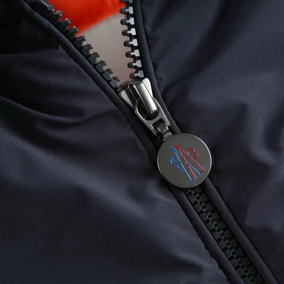 P910 [Exclusive supply] Moncler Pocket Logo Jacket Down Jacket (Navy Blue) The high-quality filling is made of 90 white duck down, with a weight of 200g, ensuring excellent thermal insulation performance. After strict screening and processing, the velvet is not easy to drill, ensuring durability. The fabric is made of 100% polyester fiber and is microfiberized. The individual fibers become extremely fine, which greatly increases the fiber surface area, making the fabric soft and smooth, and the touch is close to natural fibers. The high-density textile method makes the structure tight, thus giving it a certain degree of wrinkle resistance, windproof warmth and wear resistance. The lining is made of 100% nylon. The high-density and tight weaving process prevents fine lint from getting out of the gaps in the fabric. The smooth surface improves the putting on and taking off experience, and the excellent wear and tear resistance ensures damage caused by frequent use, while the light and soft texture does not affect the overall weight. It adopts a neat shirt style, which is slimmer and more capable than conventional down jackets. It is suitable for business casual or various occasions. The interior of the orange lining uses a highly saturated orange lining, which brings a surprising visual impact when worn. The flap chest patch pocket located on the left chest is not only practical, but also greatly enhances the sophistication and recognition of the garment. The flip design can better protect the contents of the bag. The front of the clothing uses a smooth zipper as the main opening and closing method to ensure windproof warmth and easy putting on and taking off. The cuffs are opened and closed with buttons, which can accurately adjust the tightness of the cuffs to prevent cold wind from entering. At the same time, it perfectly echoes the overall shirt style and looks particularly elegant. The interior is quilted with imported No. 7 needles and anti-velvet thin threads, with 13 stitches every three centimeters. The stitches are straight and there is no skipped stitches. Size:1-2-3-4