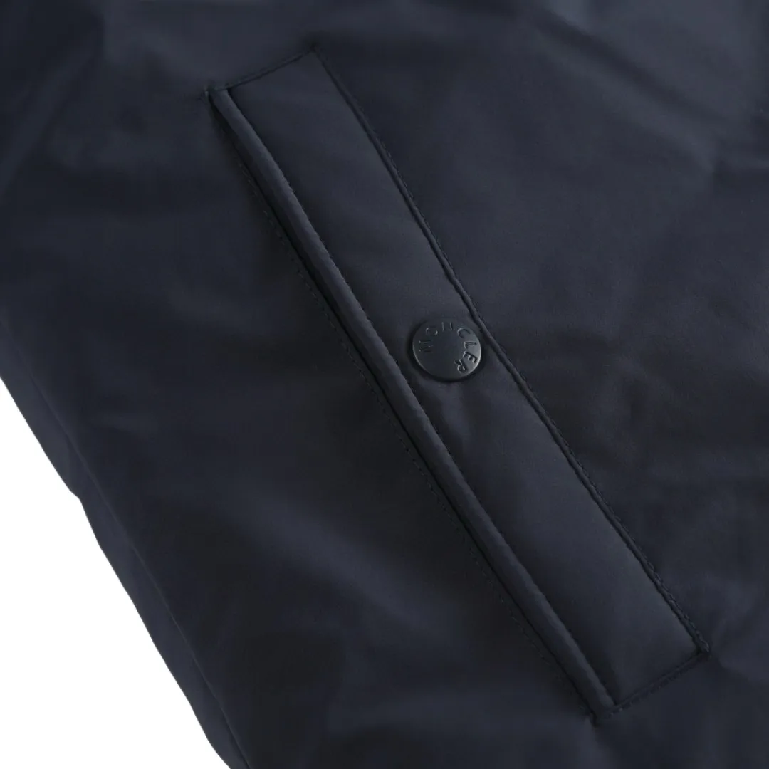 P910 [Exclusive supply] Moncler Pocket Logo Jacket Down Jacket (Navy Blue) The high-quality filling is made of 90 white duck down, with a weight of 200g, ensuring excellent thermal insulation performance. After strict screening and processing, the velvet is not easy to drill, ensuring durability. The fabric is made of 100% polyester fiber and is microfiberized. The individual fibers become extremely fine, which greatly increases the fiber surface area, making the fabric soft and smooth, and the touch is close to natural fibers. The high-density textile method makes the structure tight, thus giving it a certain degree of wrinkle resistance, windproof warmth and wear resistance. The lining is made of 100% nylon. The high-density and tight weaving process prevents fine lint from getting out of the gaps in the fabric. The smooth surface improves the putting on and taking off experience, and the excellent wear and tear resistance ensures damage caused by frequent use, while the light and soft texture does not affect the overall weight. It adopts a neat shirt style, which is slimmer and more capable than conventional down jackets. It is suitable for business casual or various occasions. The interior of the orange lining uses a highly saturated orange lining, which brings a surprising visual impact when worn. The flap chest patch pocket located on the left chest is not only practical, but also greatly enhances the sophistication and recognition of the garment. The flip design can better protect the contents of the bag. The front of the clothing uses a smooth zipper as the main opening and closing method to ensure windproof warmth and easy putting on and taking off. The cuffs are opened and closed with buttons, which can accurately adjust the tightness of the cuffs to prevent cold wind from entering. At the same time, it perfectly echoes the overall shirt style and looks particularly elegant. The interior is quilted with imported No. 7 needles and anti-velvet thin threads, with 13 stitches every three centimeters. The stitches are straight and there is no skipped stitches. Size:1-2-3-4