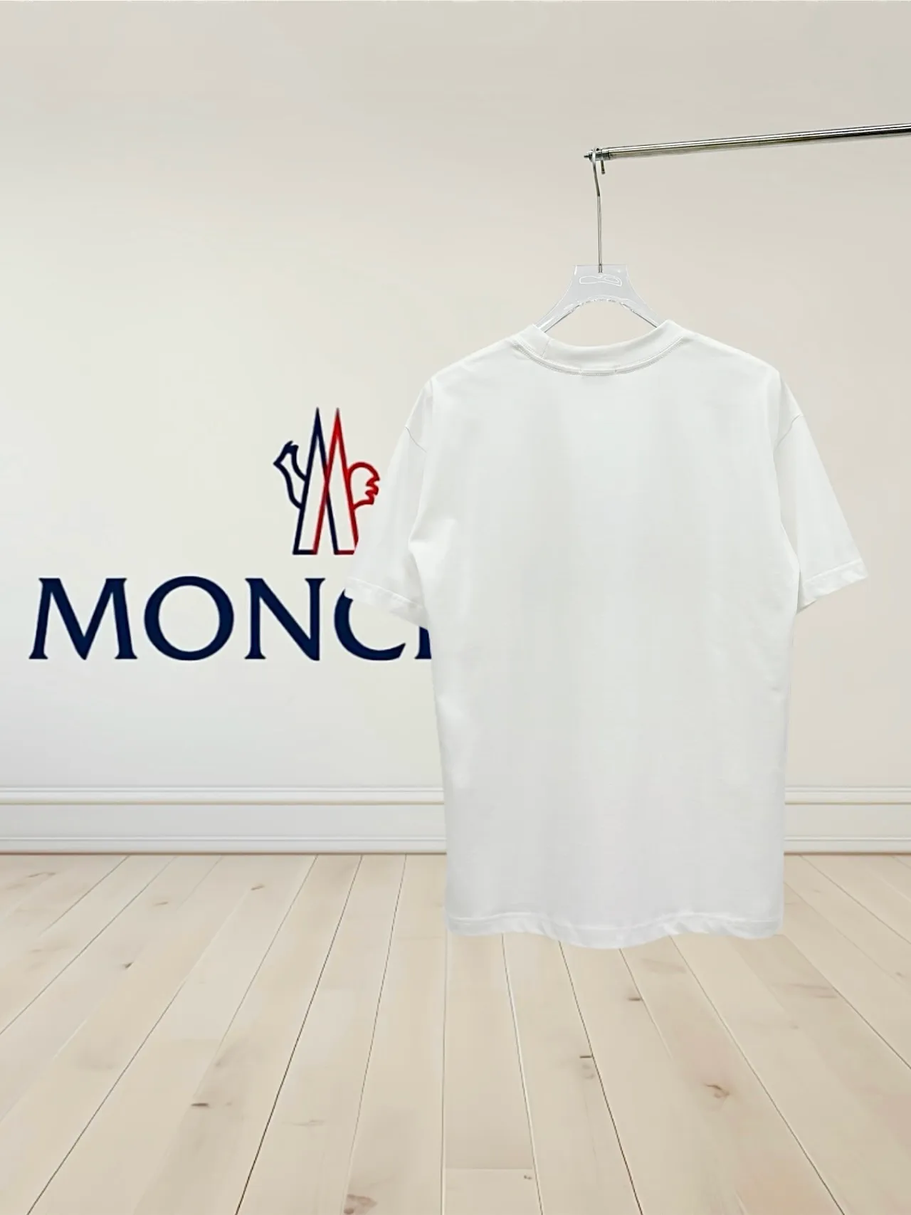 P150 [High Quality] Moncler new 👫 short-sleeved T-shirt, embroidered 🪡 with embroidery on the front and small logo on the cuffs. The latest model is exclusively available online! ! ~It’s both classic and fashionable, who doesn’t love it? It re-presents the classic, very eye-catching, with its own low-luxury aura and recognition! The traditional brand concept and modern advanced technology are perfectly combined. Coupled with an extremely modern and simple design, exclusive logo pattern design! The fabric is customized with 32 counts of 280g pure cotton fabric! The texture of this model is quite impressive. You can tell the specifications and grades at your fingertips. The level of finesse and breathability are top-notch! The same style for men and women, complete with three standards. Color: Black/White Size: S-ⅹL