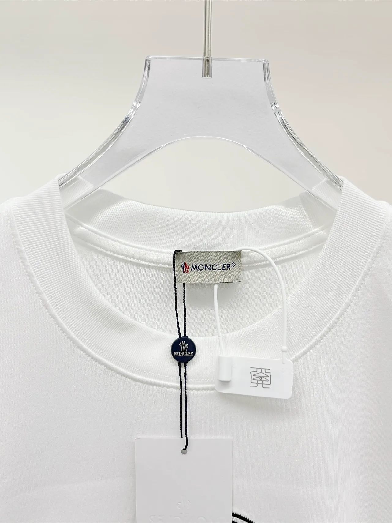 P150 [High Quality] Moncler new 👫 short-sleeved T-shirt, embroidered 🪡 with embroidery on the front and small logo on the cuffs. The latest model is exclusively available online! ! ~It’s both classic and fashionable, who doesn’t love it? It re-presents the classic, very eye-catching, with its own low-luxury aura and recognition! The traditional brand concept and modern advanced technology are perfectly combined. Coupled with an extremely modern and simple design, exclusive logo pattern design! The fabric is customized with 32 counts of 280g pure cotton fabric! The texture of this model is quite impressive. You can tell the specifications and grades at your fingertips. The level of finesse and breathability are top-notch! The same style for men and women, complete with three standards. Color: Black/White Size: S-ⅹL