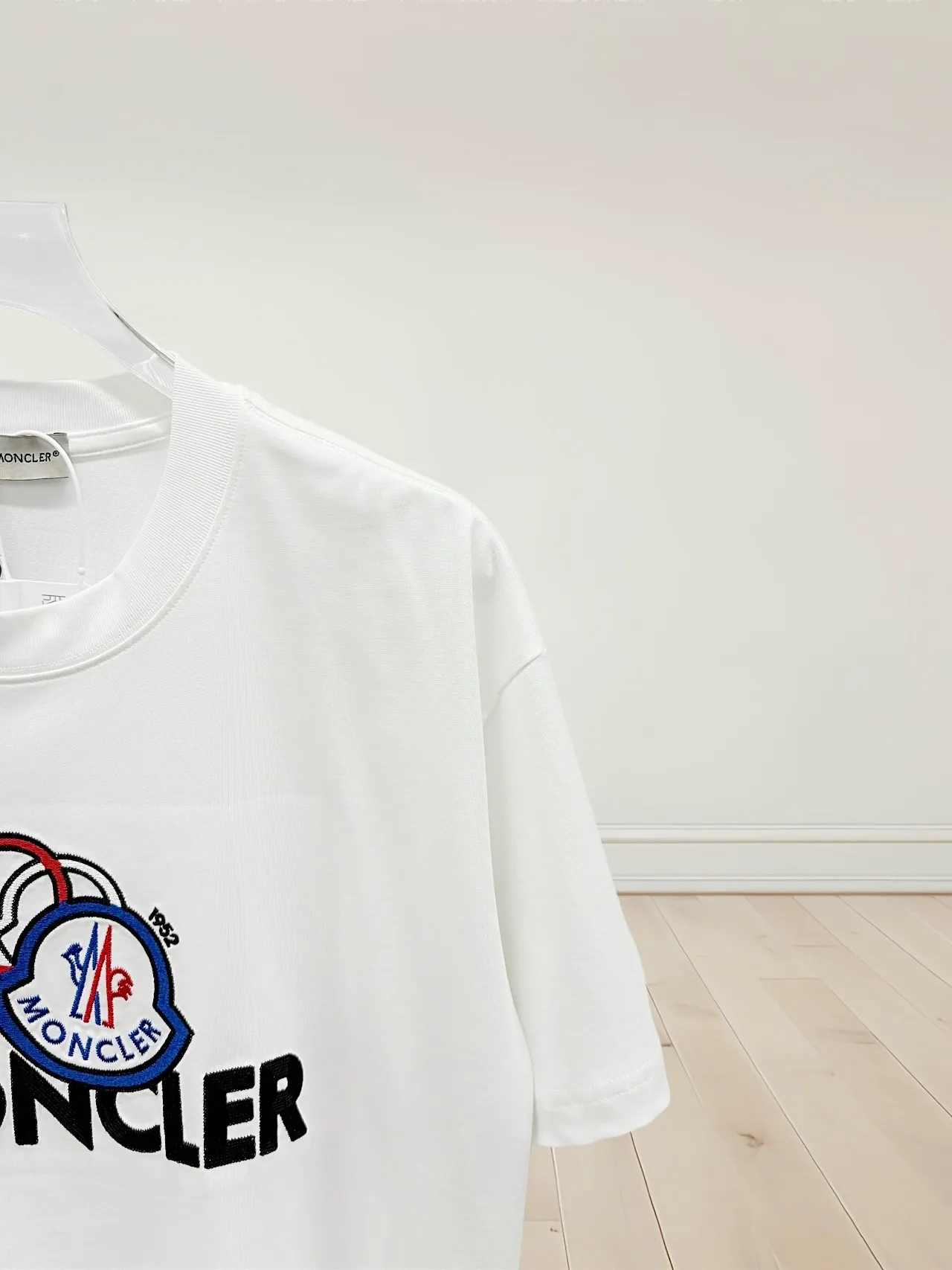 P150 [High Quality] Moncler new 👫 short-sleeved T-shirt, embroidered 🪡 with embroidery on the front and small logo on the cuffs. The latest model is exclusively available online! ! ~It’s both classic and fashionable, who doesn’t love it? It re-presents the classic, very eye-catching, with its own low-luxury aura and recognition! The traditional brand concept and modern advanced technology are perfectly combined. Coupled with an extremely modern and simple design, exclusive logo pattern design! The fabric is customized with 32 counts of 280g pure cotton fabric! The texture of this model is quite impressive. You can tell the specifications and grades at your fingertips. The level of finesse and breathability are top-notch! The same style for men and women, complete with three standards. Color: Black/White Size: S-ⅹL