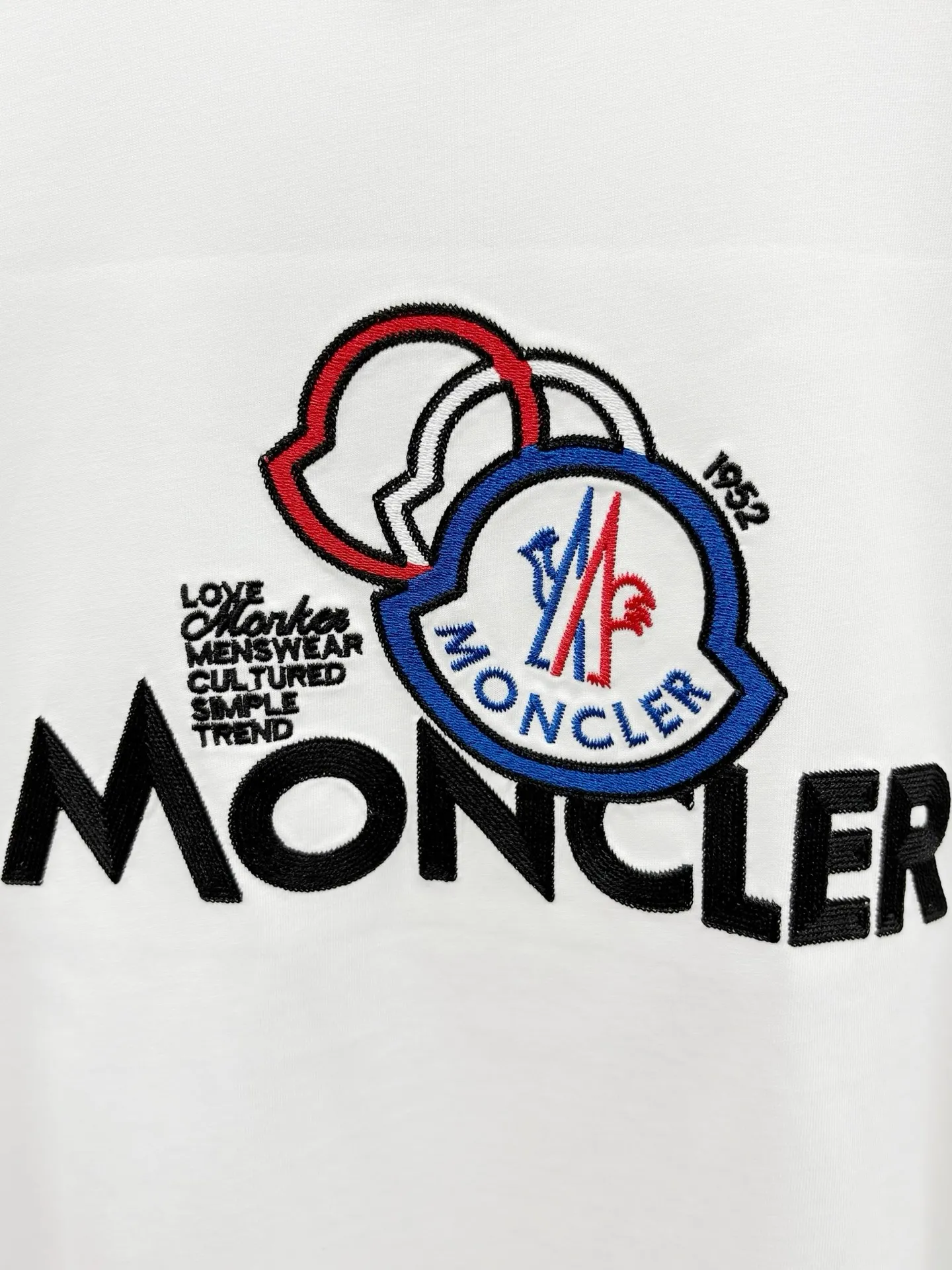 P150 [High Quality] Moncler new 👫 short-sleeved T-shirt, embroidered 🪡 with embroidery on the front and small logo on the cuffs. The latest model is exclusively available online! ! ~It’s both classic and fashionable, who doesn’t love it? It re-presents the classic, very eye-catching, with its own low-luxury aura and recognition! The traditional brand concept and modern advanced technology are perfectly combined. Coupled with an extremely modern and simple design, exclusive logo pattern design! The fabric is customized with 32 counts of 280g pure cotton fabric! The texture of this model is quite impressive. You can tell the specifications and grades at your fingertips. The level of finesse and breathability are top-notch! The same style for men and women, complete with three standards. Color: Black/White Size: S-ⅹL