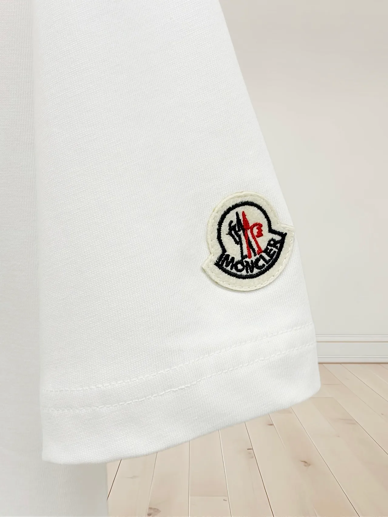 P150 [High Quality] Moncler new 👫 short-sleeved T-shirt, embroidered 🪡 with embroidery on the front and small logo on the cuffs. The latest model is exclusively available online! ! ~It’s both classic and fashionable, who doesn’t love it? It re-presents the classic, very eye-catching, with its own low-luxury aura and recognition! The traditional brand concept and modern advanced technology are perfectly combined. Coupled with an extremely modern and simple design, exclusive logo pattern design! The fabric is customized with 32 counts of 280g pure cotton fabric! The texture of this model is quite impressive. You can tell the specifications and grades at your fingertips. The level of finesse and breathability are top-notch! The same style for men and women, complete with three standards. Color: Black/White Size: S-ⅹL