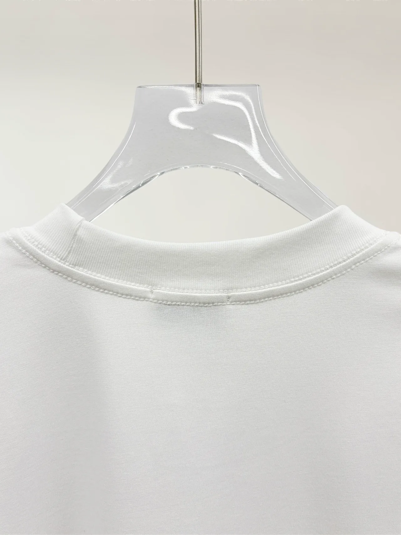 P150 [High Quality] Moncler new 👫 short-sleeved T-shirt, embroidered 🪡 with embroidery on the front and small logo on the cuffs. The latest model is exclusively available online! ! ~It’s both classic and fashionable, who doesn’t love it? It re-presents the classic, very eye-catching, with its own low-luxury aura and recognition! The traditional brand concept and modern advanced technology are perfectly combined. Coupled with an extremely modern and simple design, exclusive logo pattern design! The fabric is customized with 32 counts of 280g pure cotton fabric! The texture of this model is quite impressive. You can tell the specifications and grades at your fingertips. The level of finesse and breathability are top-notch! The same style for men and women, complete with three standards. Color: Black/White Size: S-ⅹL