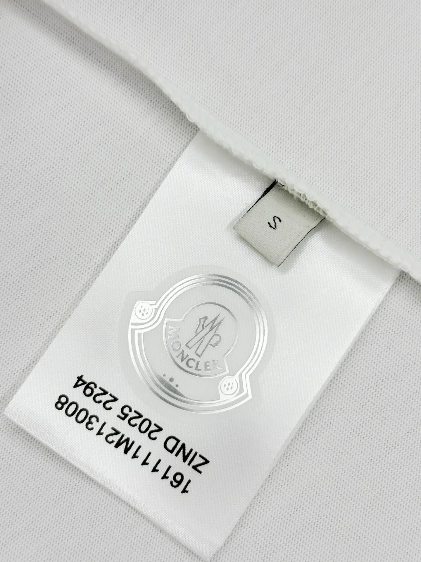 P150 [High Quality] Moncler new 👫 short-sleeved T-shirt, embroidered 🪡 with embroidery on the front and small logo on the cuffs. The latest model is exclusively available online! ! ~It’s both classic and fashionable, who doesn’t love it? It re-presents the classic, very eye-catching, with its own low-luxury aura and recognition! The traditional brand concept and modern advanced technology are perfectly combined. Coupled with an extremely modern and simple design, exclusive logo pattern design! The fabric is customized with 32 counts of 280g pure cotton fabric! The texture of this model is quite impressive. You can tell the specifications and grades at your fingertips. The level of finesse and breathability are top-notch! The same style for men and women, complete with three standards. Color: Black/White Size: S-ⅹL