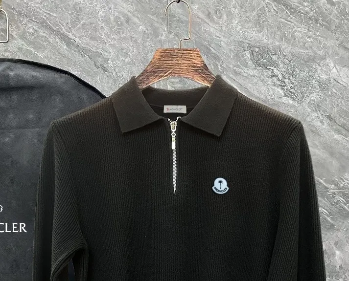 P250 Moncler masked zipper lapel sweater, the latest 2025 casual Polo wool sweater.  The texture is delicate, soft and comfortable, skin-friendly and warm, not easy to deform, simple and high-end style, and the logo on the chest is very exquisite and perfect! The upper body effect is very strong 👍 Color: black, gray Size: S-XL