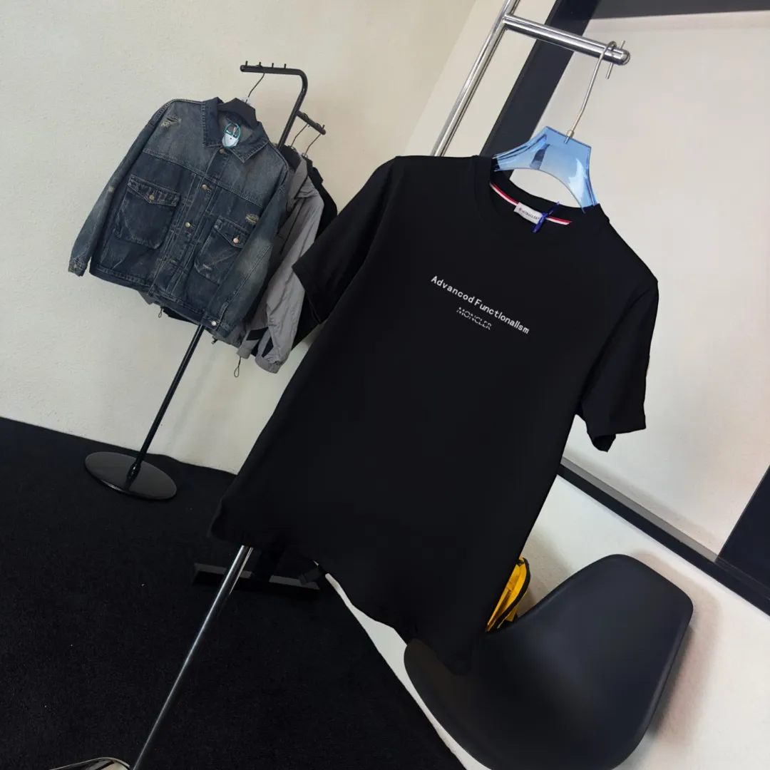 P140 Upgraded version "Mobile phone smart sensor ~ NFC chip armband ~ Direct access to the official website for anti-counterfeiting" "Moncler ~ Mouth Mouth" 2025 new high-quality round neck short-sleeved T-shirt. The cuffs have imported embroidered labels. Customized dyeing, very comfortable to touch. Super versatile and good-looking short-sleeved. Complete with three labels. Non-market ordinary version. Feel free to compare. Quality is absolutely guaranteed! ‼ First of all, this original fabric is all custom-woven with 32-count double yarn fabric, 250G, and the weight is the same‼ Fine workmanship, double waistcoat method, double waistcoat method, double waistcoat method makes the whole dress more three-dimensional, which is not a craft that ordinary T-shirts can achieve🤪 Size: S-M-L-XL-2XL Color: black, white, apricot, same style for men and women