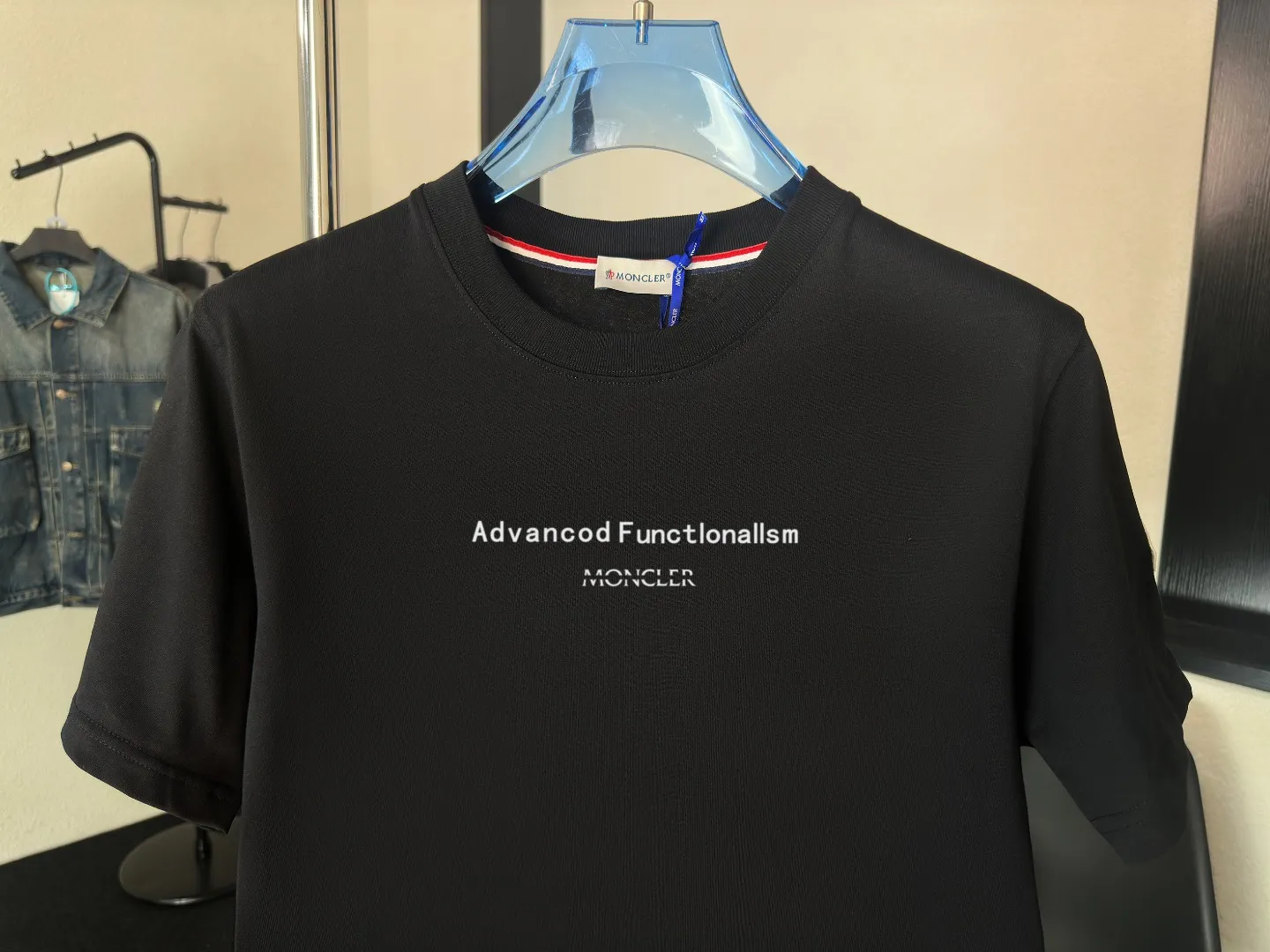 P140 Upgraded version "Mobile phone smart sensor ~ NFC chip armband ~ Direct access to the official website for anti-counterfeiting" "Moncler ~ Mouth Mouth" 2025 new high-quality round neck short-sleeved T-shirt. The cuffs have imported embroidered labels. Customized dyeing, very comfortable to touch. Super versatile and good-looking short-sleeved. Complete with three labels. Non-market ordinary version. Feel free to compare. Quality is absolutely guaranteed! ‼ First of all, this original fabric is all custom-woven with 32-count double yarn fabric, 250G, and the weight is the same‼ Fine workmanship, double waistcoat method, double waistcoat method, double waistcoat method makes the whole dress more three-dimensional, which is not a craft that ordinary T-shirts can achieve🤪 Size: S-M-L-XL-2XL Color: black, white, apricot, same style for men and women